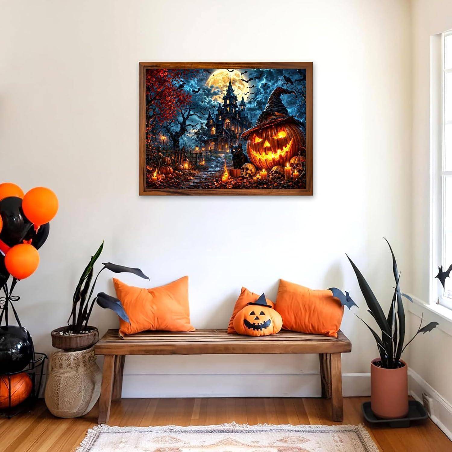 Halloween-dekorierter Eingangsbereich mit einer Holzbank, orangefarbenen Kissen, Kürbisgesicht-Dekoration, Luftballons, Pflanzen und einem gerahmten gruseligen Schlossdruck darüber.