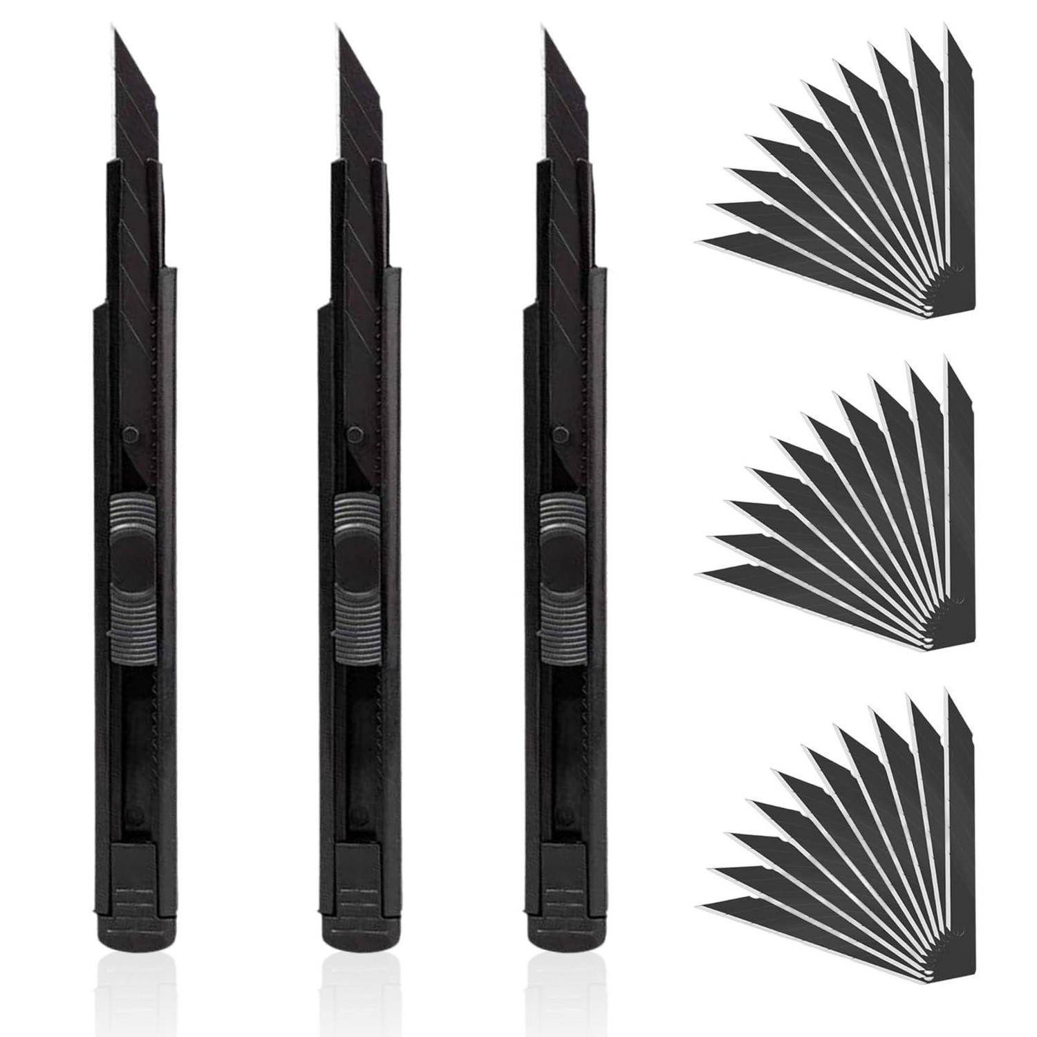 Drei schwarze Universalmesser, vertikal angeordnet, mit drei fächerförmigen Sätzen von Ersatzklingen auf der rechten Seite.