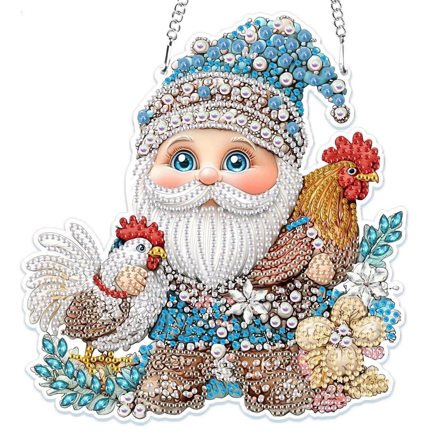 Perlenbesetzte Weihnachtsdekoration des Weihnachtsmannes mit einem Hahn und Blumen, aufgehängt an Ketten auf weißem Hintergrund.