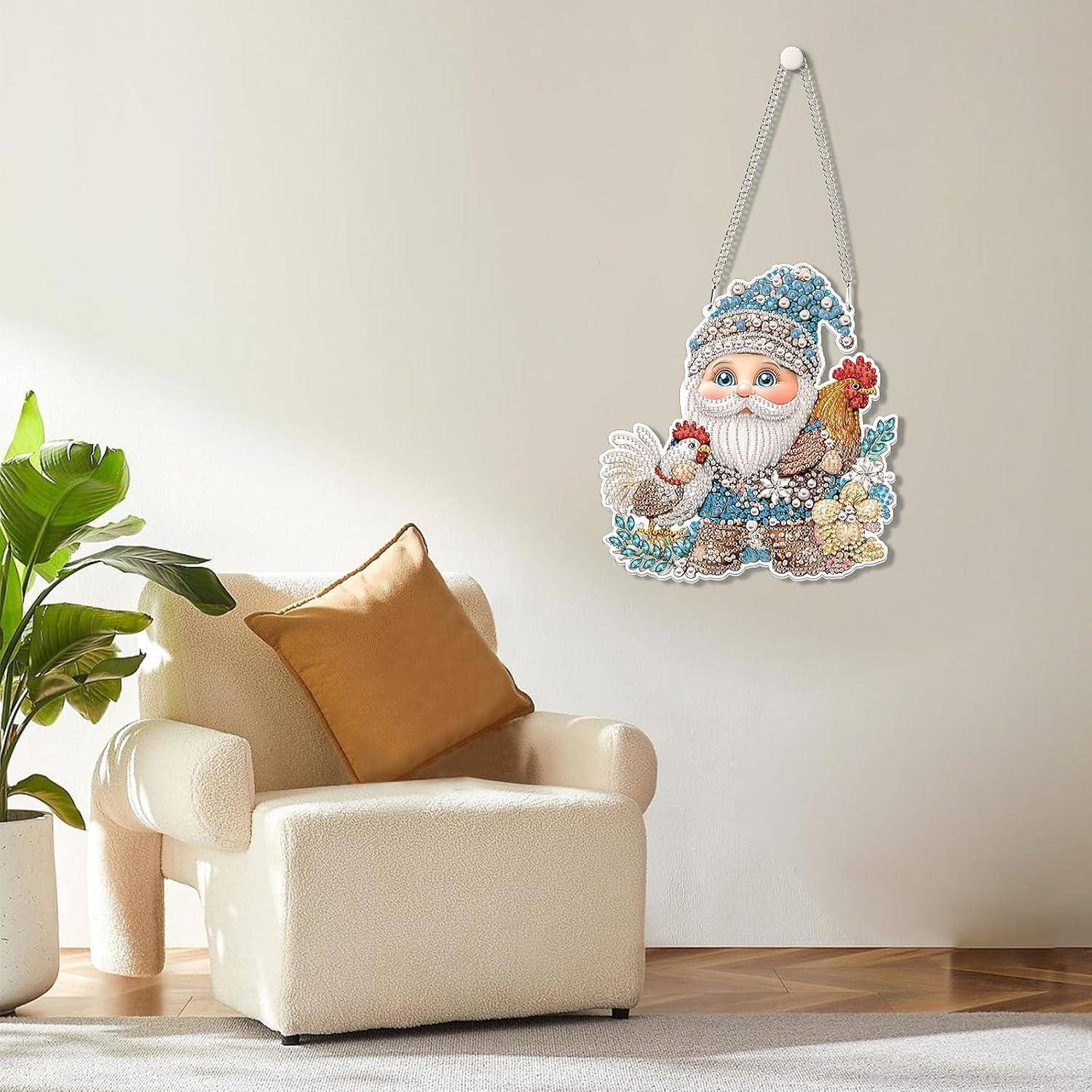 Cremefarbener Sessel mit beigem Kissen neben einer Topfpflanze, unter einer hängenden dekorativen Weihnachtsmannstil-Verzierung an einer schlichten Wand.