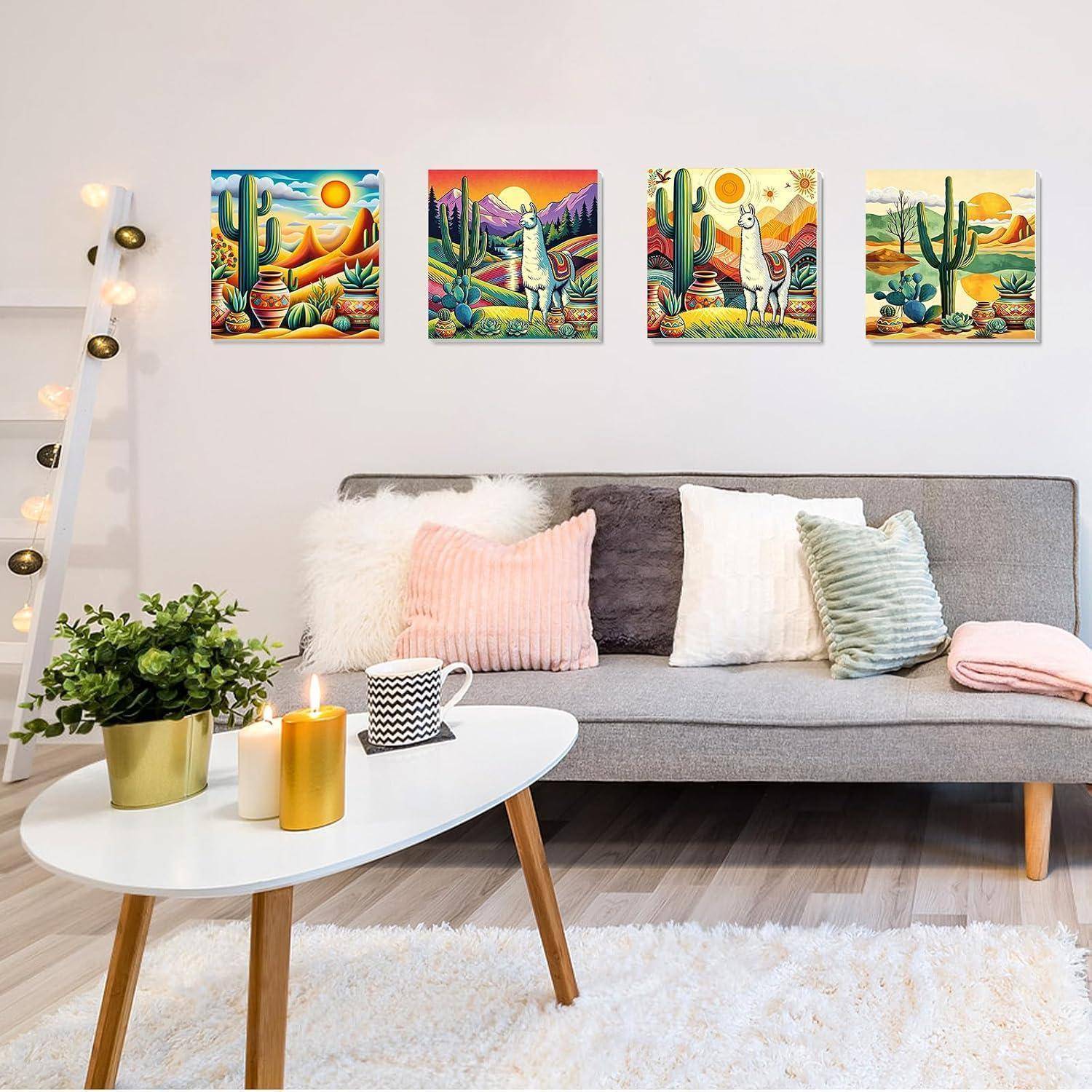 Modernes Wohnzimmer mit einem grauen Sofa, weißem Couchtisch, Kerzen, einer Pflanze und farbenfroher Wüsten-Wandkunst über dem Sofa.