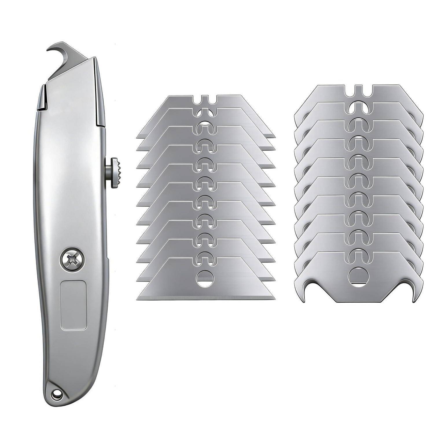 Silbernes Universalmesser mit ausfahrbarer Klinge neben zwei Stapeln von Ersatzklingen auf weißem Hintergrund.
