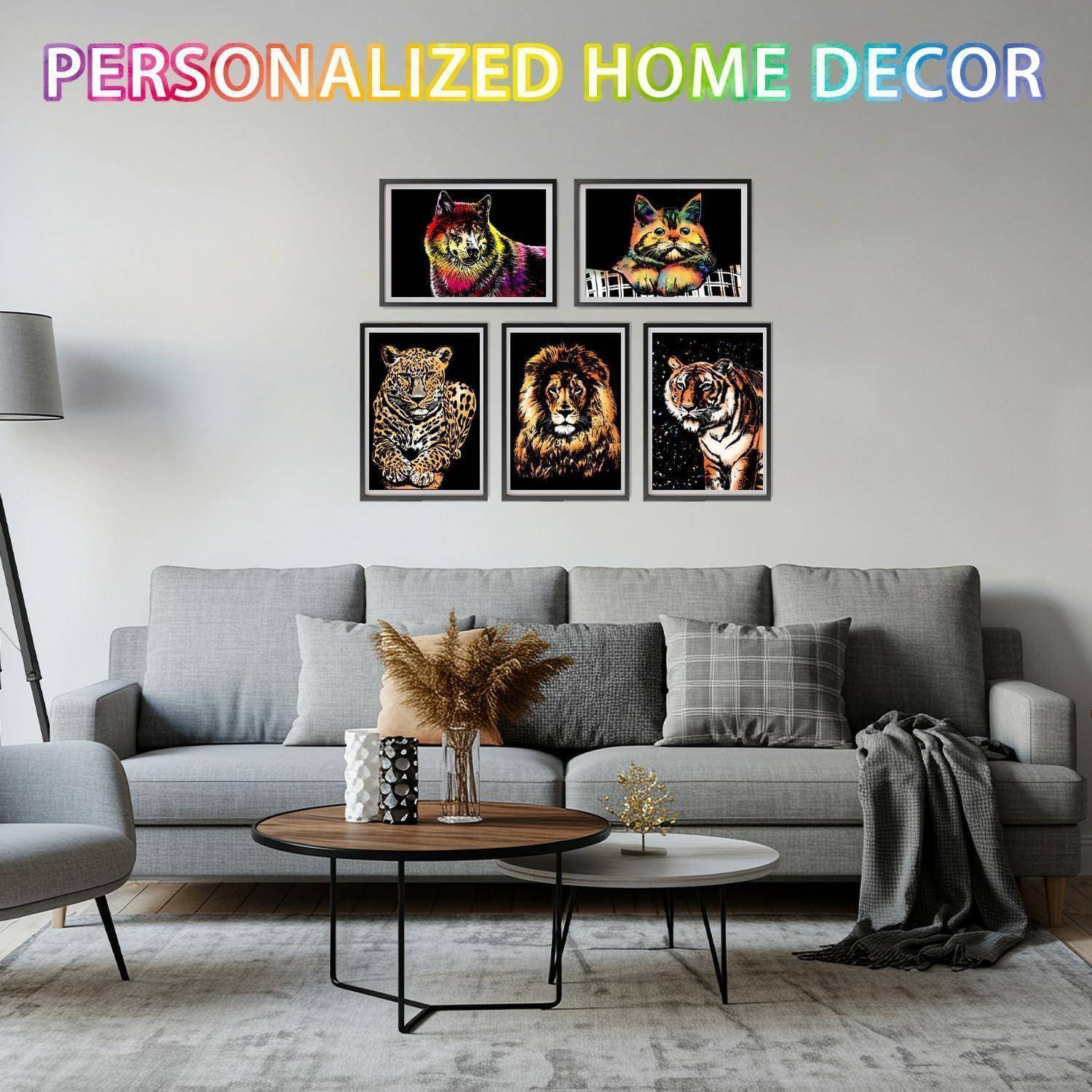 Modernes Wohnzimmer mit grauem Sofa und Couchtischen, mit fünf gerahmten Tierporträts an der Wand unter dem Text „PERSONALISIERTE HEIMDEKORATION