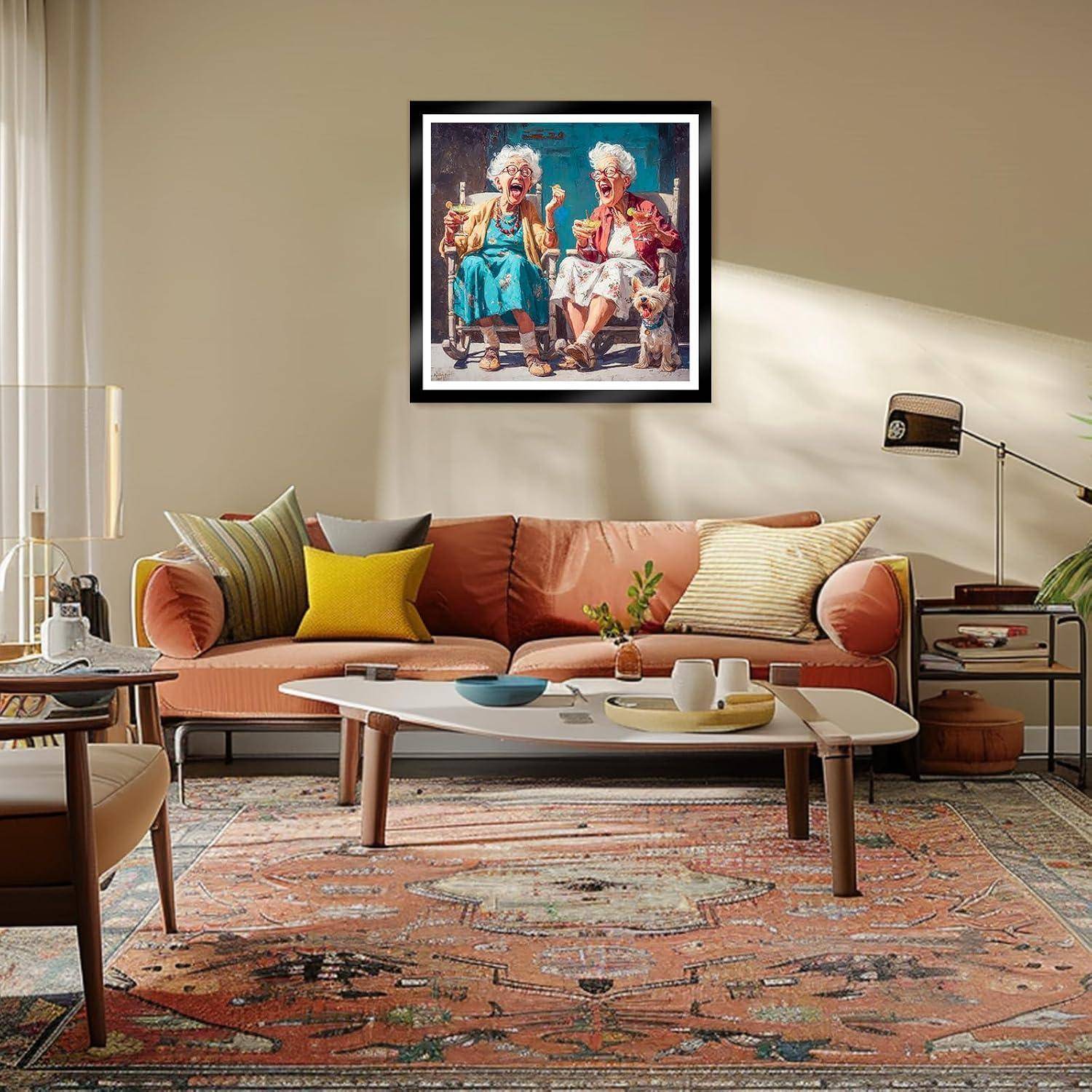 Stilvolles Wohnzimmer mit Pfirsich-Sofa, Couchtisch, gemustertem Teppich, Stehleuchte und Wandkunst in Rahmen an der Wand.