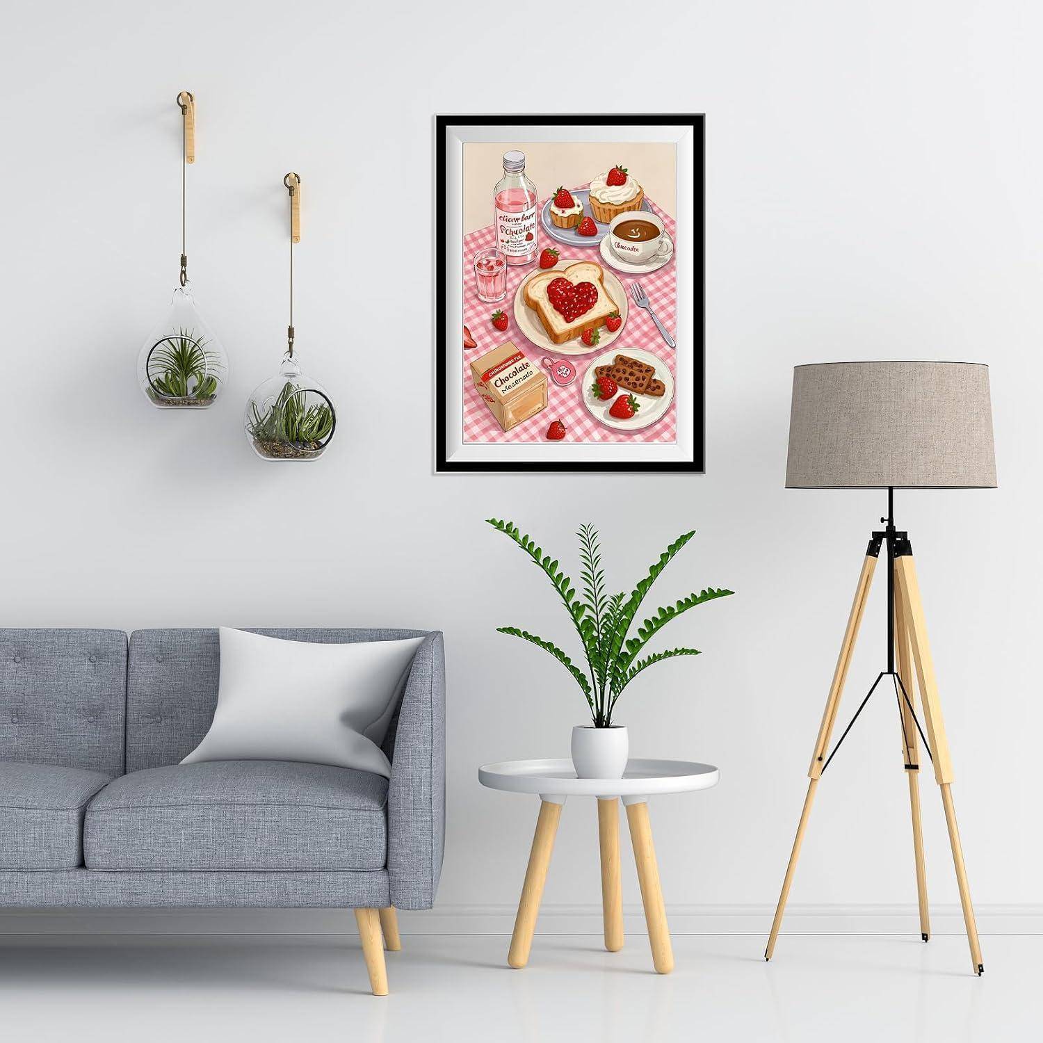 Modernes Wohnzimmer mit grauem Sofa, rundem Tisch, Stativstehleuchte, Wandpflanzern und gerahmtem Dessertbild über dem Tisch.
