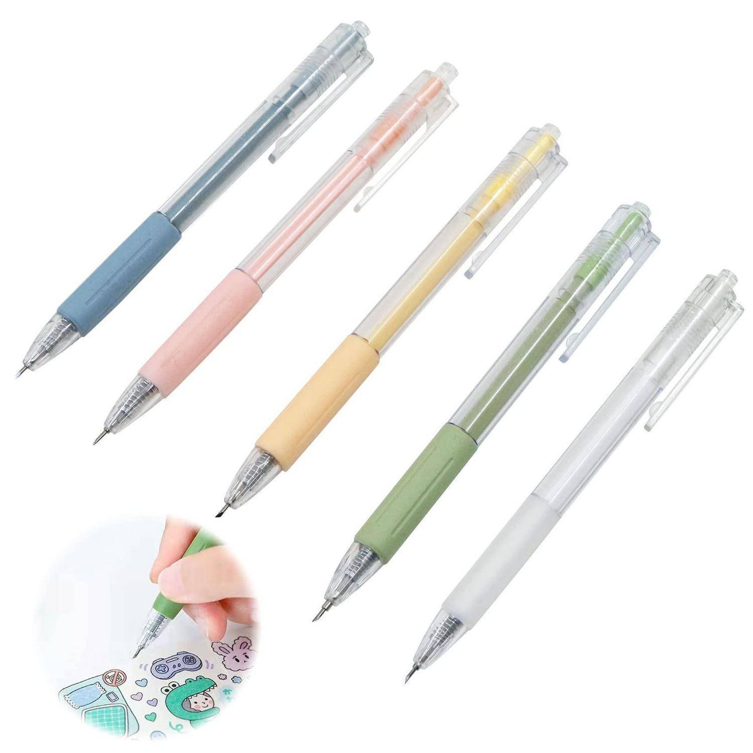 Satz aus fünf transparenten einziehbaren Stiften mit Pastellgriffen in Blau, Rosa, Beige, Grün und Weiß; die Vergrößerung zeigt eine Hand, die mit einem grünen Stift auf Papier zeichnet.
