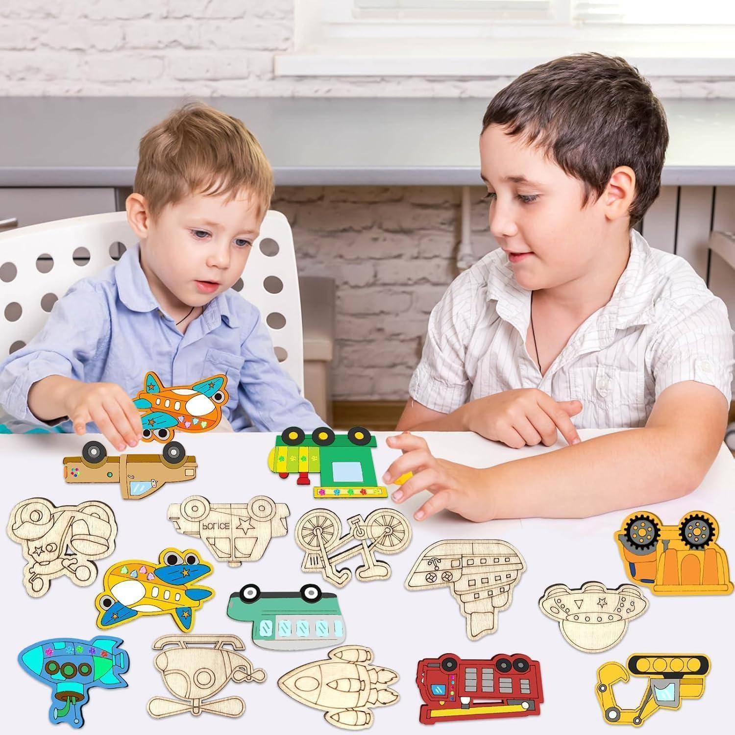 Zwei junge Jungen sitzen an einem Tisch und spielen mit bunten hölzernen Spielzeugfahrzeugen und Puzzleteilen in einem hellen Raum.