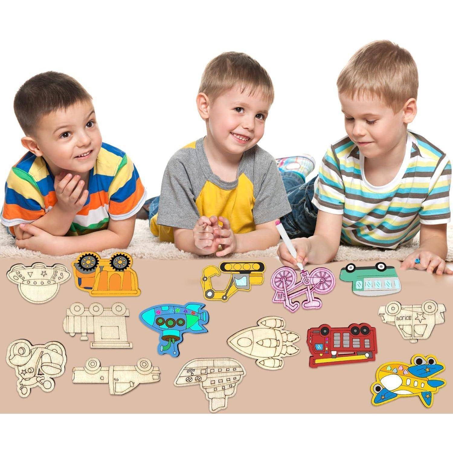 Drei kleine Jungen liegen auf dem Boden und färben spielzeugförmige Zeichnungen, was auf eine Kinderaktivität oder ein Bastelstudio hindeutet.