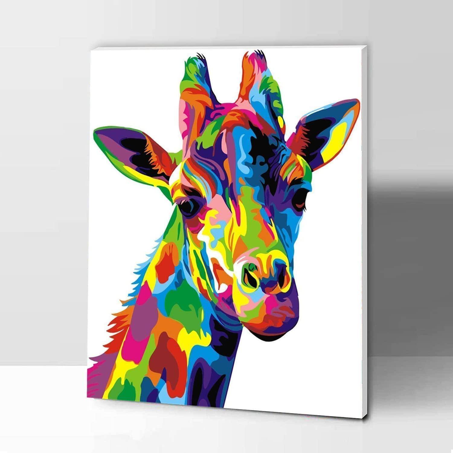 Buntes Pop-Art-Giraffenporträt auf einer weißen Leinwand, frontal dargestellt mit lebendigen abstrakten malerei-ähnlichen Formen.