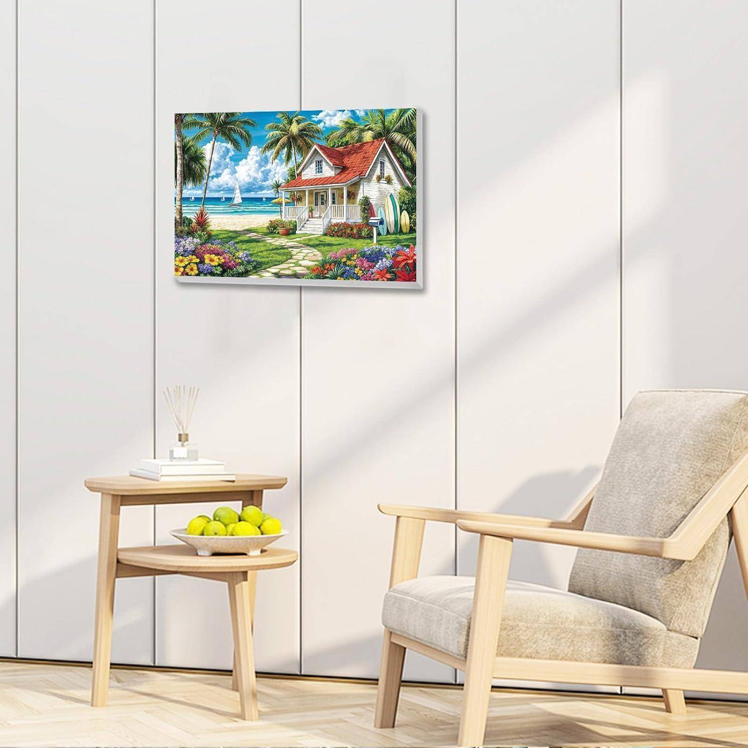 Minimalistisches Wohnzimmer mit einem beigen Sessel, kleinem Beistelltisch mit Obst und einem Gemälde eines Strandhauses an einer weiß getäfelten Wand.