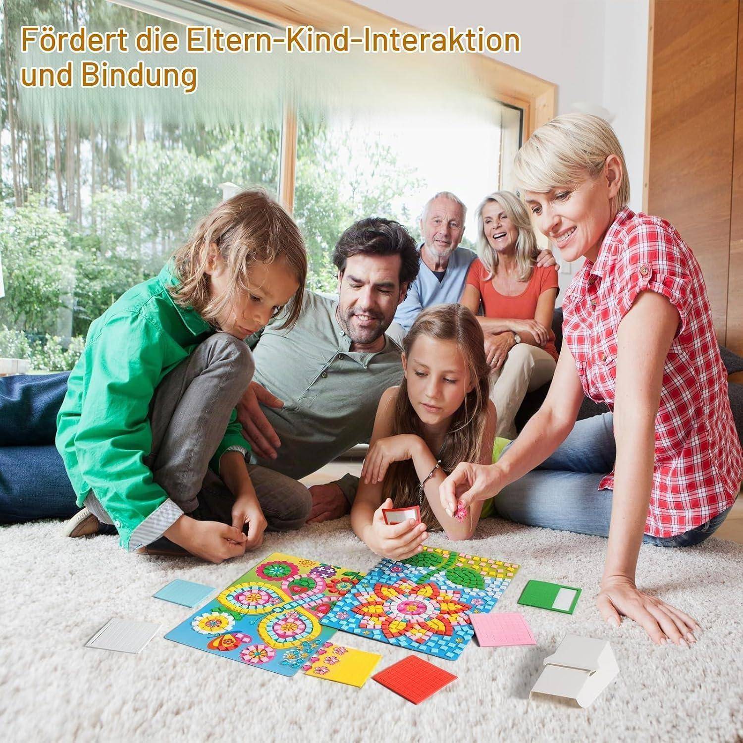 Familienmitglieder, einschließlich Eltern, Kinder und Großeltern, sitzen auf dem Boden und spielen gemeinsam ein buntes Fliesenspiel; Text sagt „Fördert die Eltern-Kind-Interaktion und Bindung