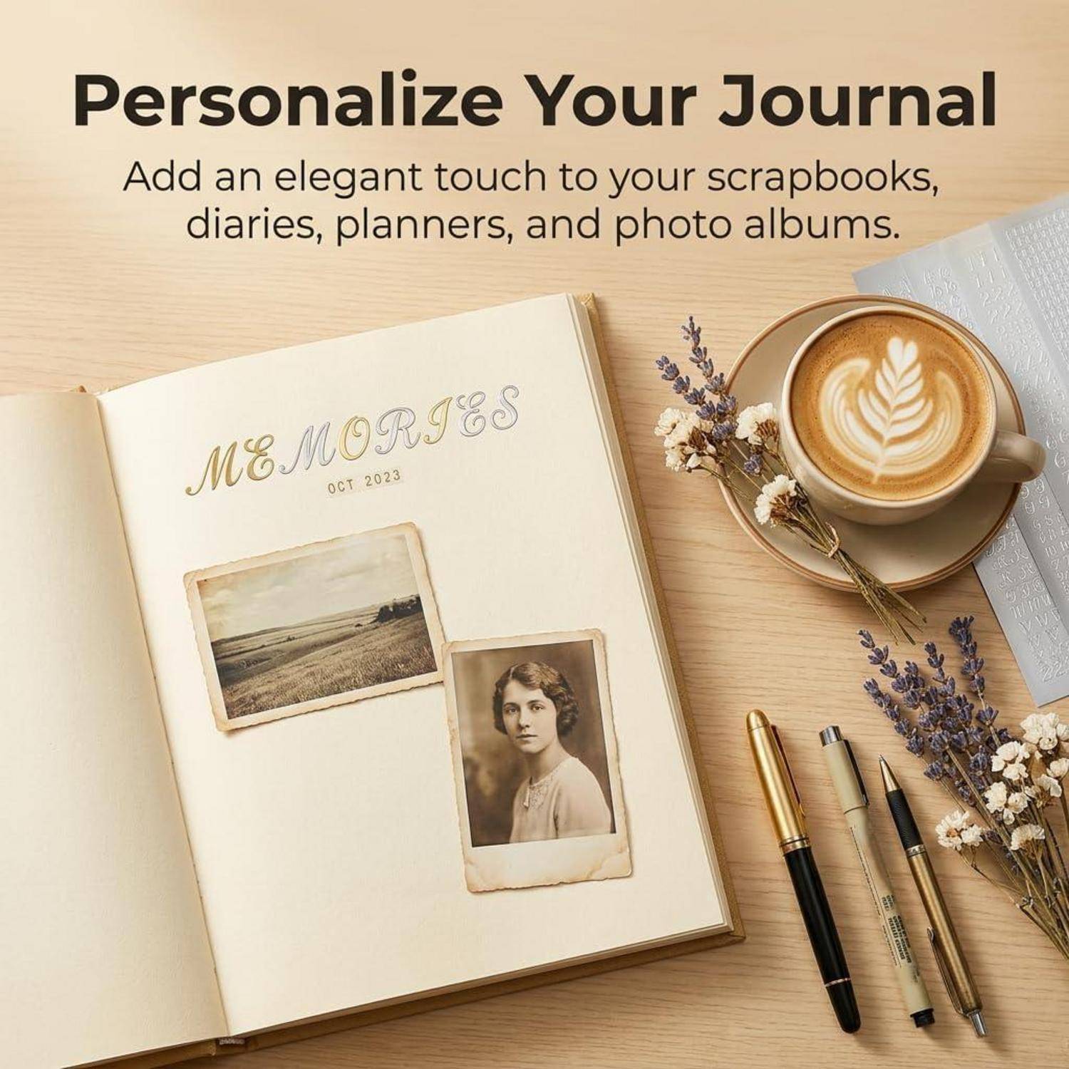 Bewerbungsbild eines dekorierten Journals mit Vintage-Fotos und "MEMORIES OCT 2023"" neben Stiften, Blumen und Kaffee, mit Text: ""Personalisieren Sie Ihr Journal"" und ""Verleihen Sie Ihren Scrapbooks, Tagebüchern, Planern und Fotoalben einen eleganten Touch."