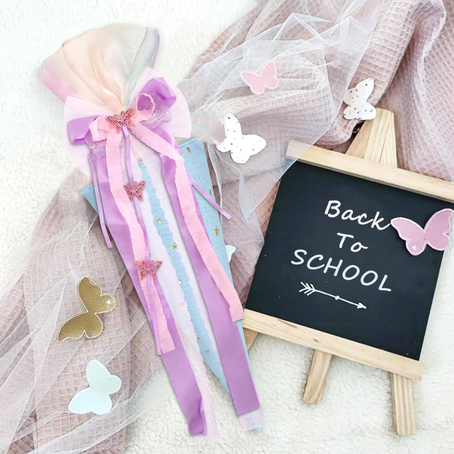 Zurück-zur-Schule-Ausstellung mit einem kleinen Tafel-Staffelei, auf der "Back To SCHOOL"" steht, neben einem Pastellband-Zauberstab und Schmetterlingsdekorationen.
