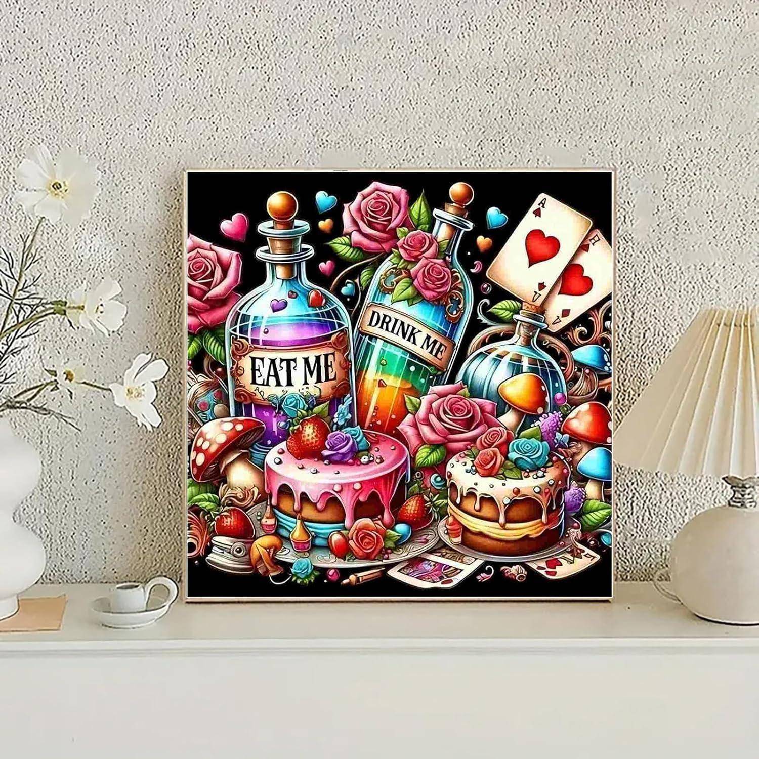 Farbenfrohe Kunstwerk zum Thema Alice im Wunderland mit „EAT ME"- und „DRINK ME""-Flaschen, Kuchen, Rosen, Pilzen und Spielkarten.