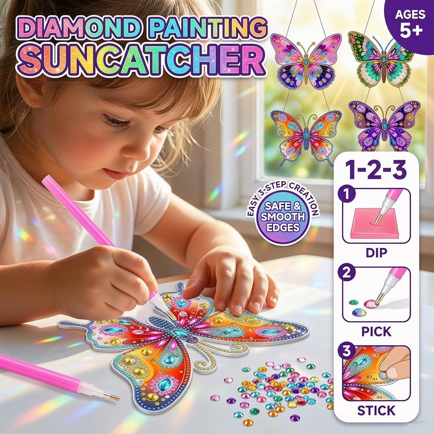 Kind dekoriert ein Schmetterlings-Diamantmalerei-Fensteraufhänger-Set; enthält sichere glatte Kanten, ab 5 Jahren, und eine 1-2-3-Tauchen, Abheben, Kleben-Anleitung.