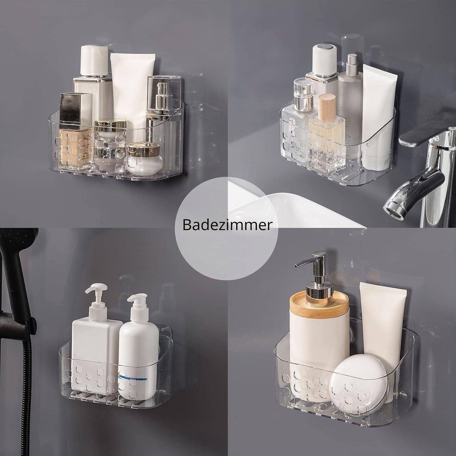 Collage aus vier klaren wandmontierten Badezimmerorganizern mit Toilettenartikeln, gezeigt auf einer grauen Wand mit dem Wort „Badezimmer