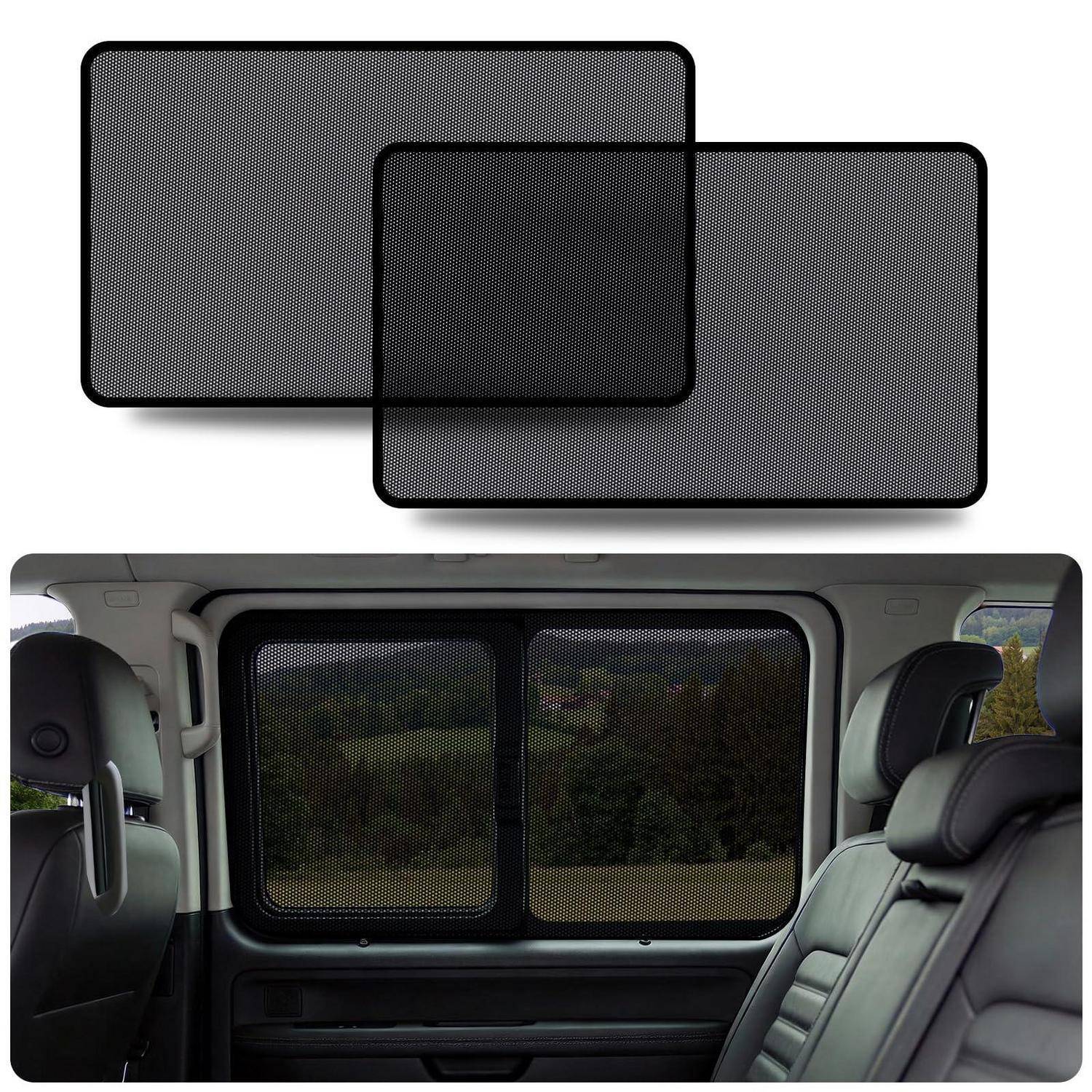 Zwei schwarze Netz-Sonnenschutzschirme für das Auto und ein Fahrzeugheck-Seitenfenster mit montiertem Netzschutz, der Sonnenlicht und Sichtbarkeit blockiert.