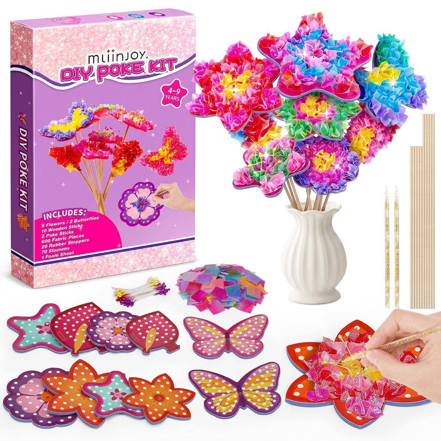 DIY-Poke-Kit-Handwerkset mit farbenfrohen Blumen- und Schmetterlingsdesigns, mit Verpackung, fertigen Arrangements in einer Vase und einer Hand, die ein Werkzeug zum Anfertigen eines Arrangements verwendet.