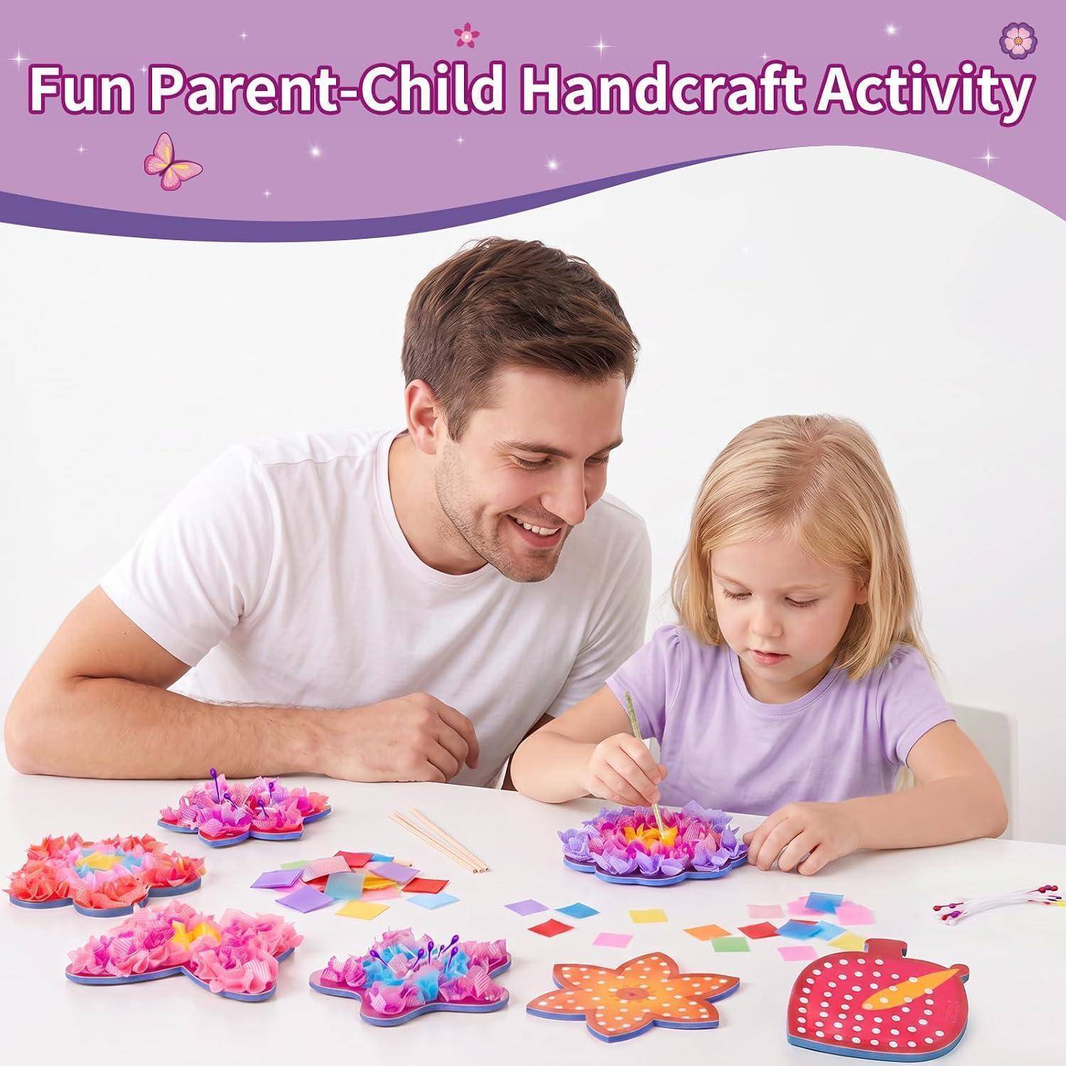Vater und kleine Tochter stellen bunte Papierblumen-Handarbeiten an einem Tisch her, mit dem Titel „Spaßvolle Eltern-Kind-Bastelaktivität".