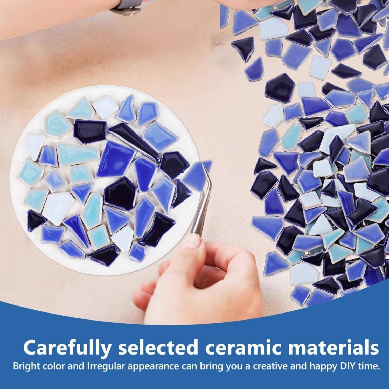 Hände platzieren blaue und weiße keramische Mosaiksteine in einem kreisförmigen Design; die Beschriftung lautet „Sorgfältig ausgewählte keramische Materialien