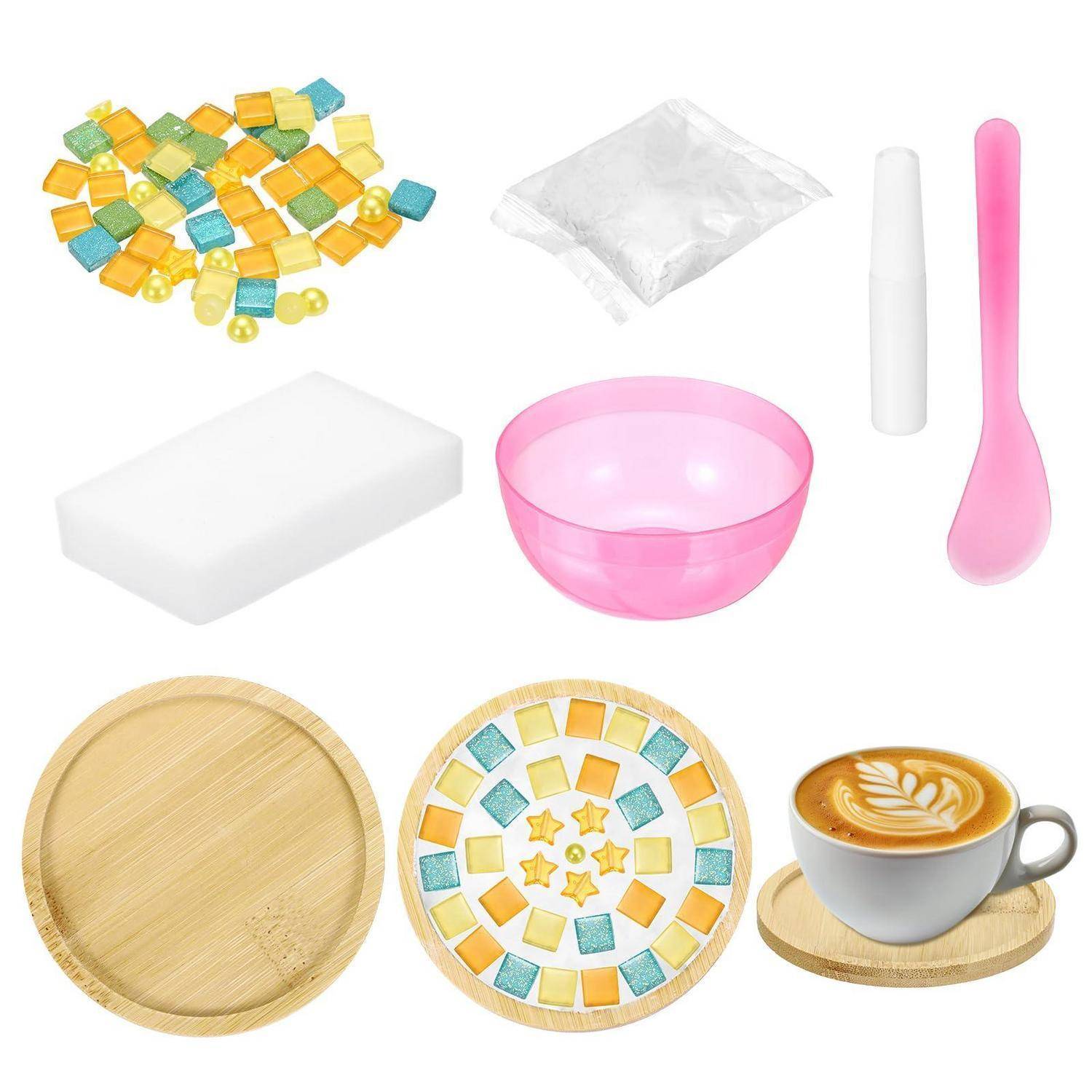 Collage aus Seifenherstellungsmaterialien und fertigen Produkten: Seifenwürfel, Kunststoffformtasche, Spatel, Schüssel, weiße Seifenbasis, runde Bambustellerchen, dekorative Seife und eine Kaffeetasse auf einem Untersetzer.