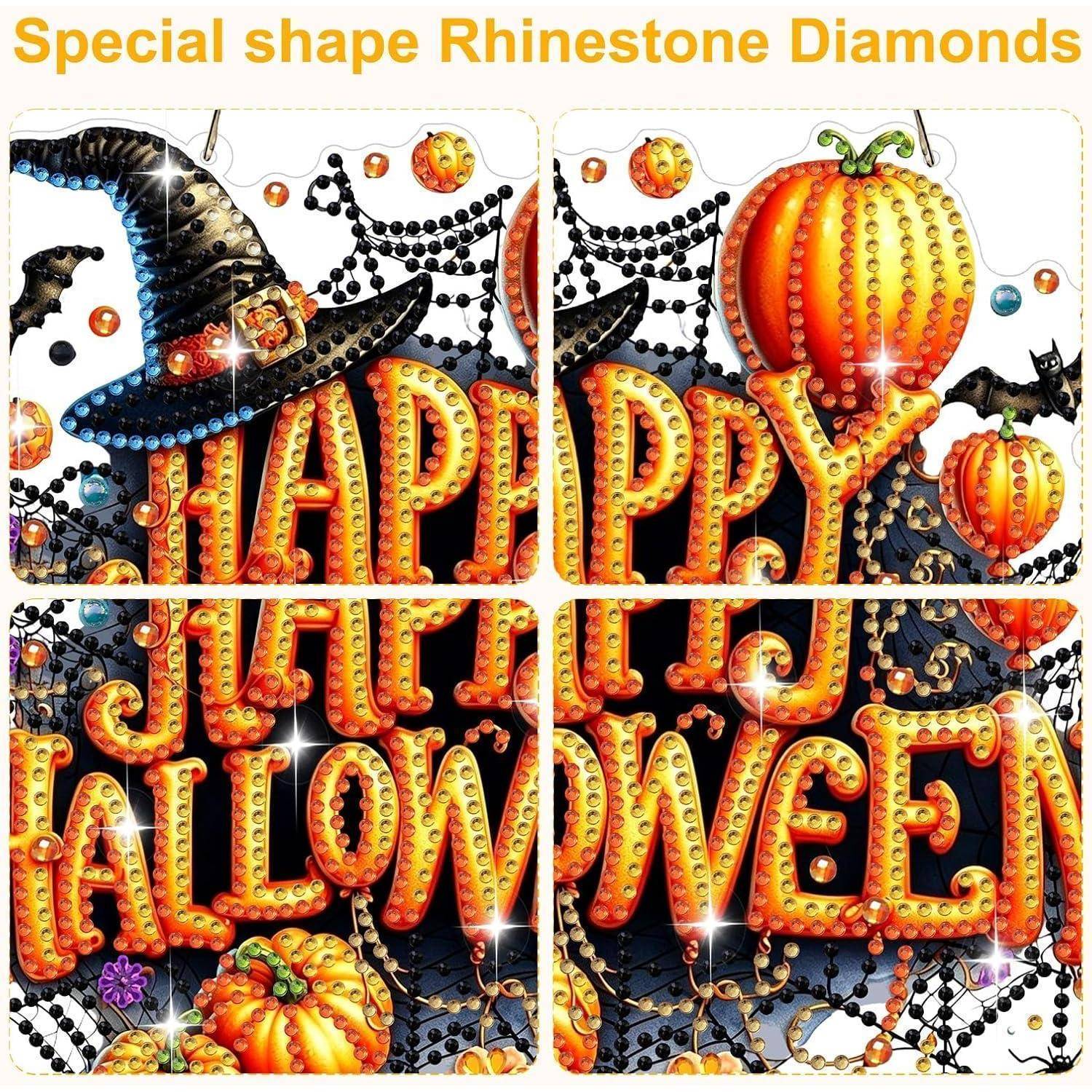 Halloween-Strass-Grafik mit Kürbissen, Fledermäusen, Spinnen, Hexenhut und dem Text „HAPPY HALLOWEEN" in orange-goldenen Buchstaben.