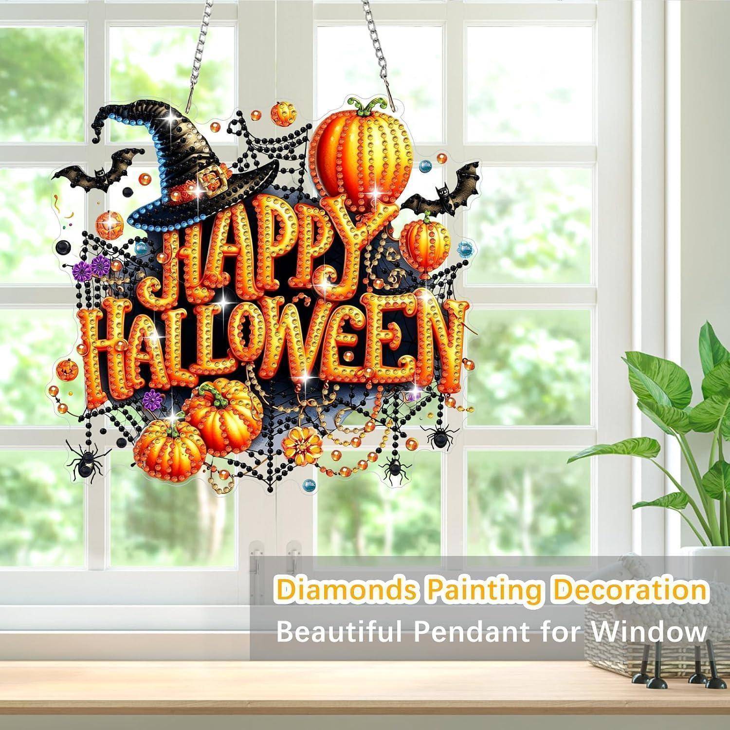 Halloween-Fensterdekor mit der Aufschrift "HAPPY HALLOWEEN"", Kürbisse, Fledermäuse, Spinnweben und ein Hexenhut, gezeigt als dekorativer Anhänger an einem Fenster.