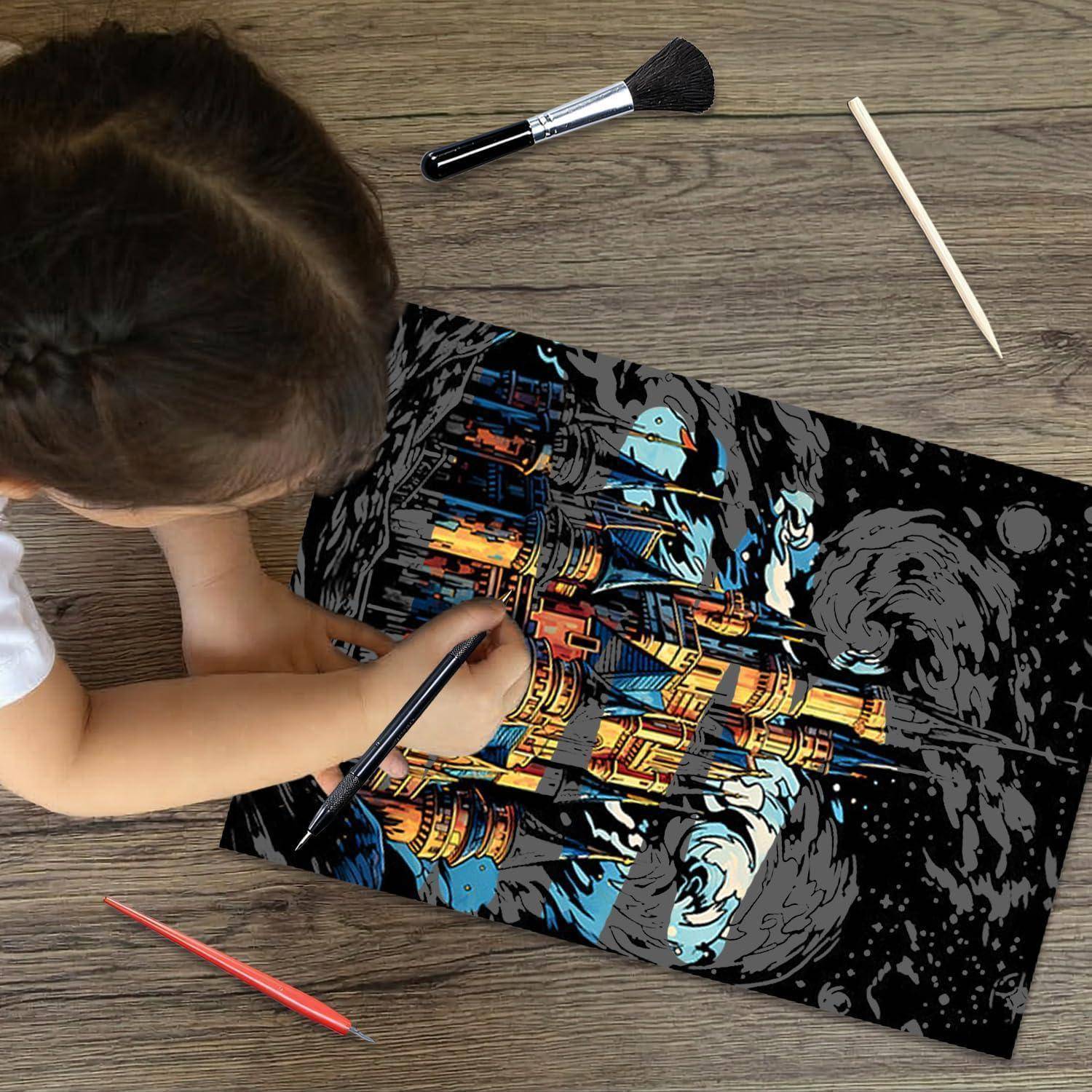 Kind malt eine detaillierte, weltraumthematische Burgszene auf schwarzem Papier mit Buntstiften; ein Pinsel und ein Holzstab liegen in der Nähe.