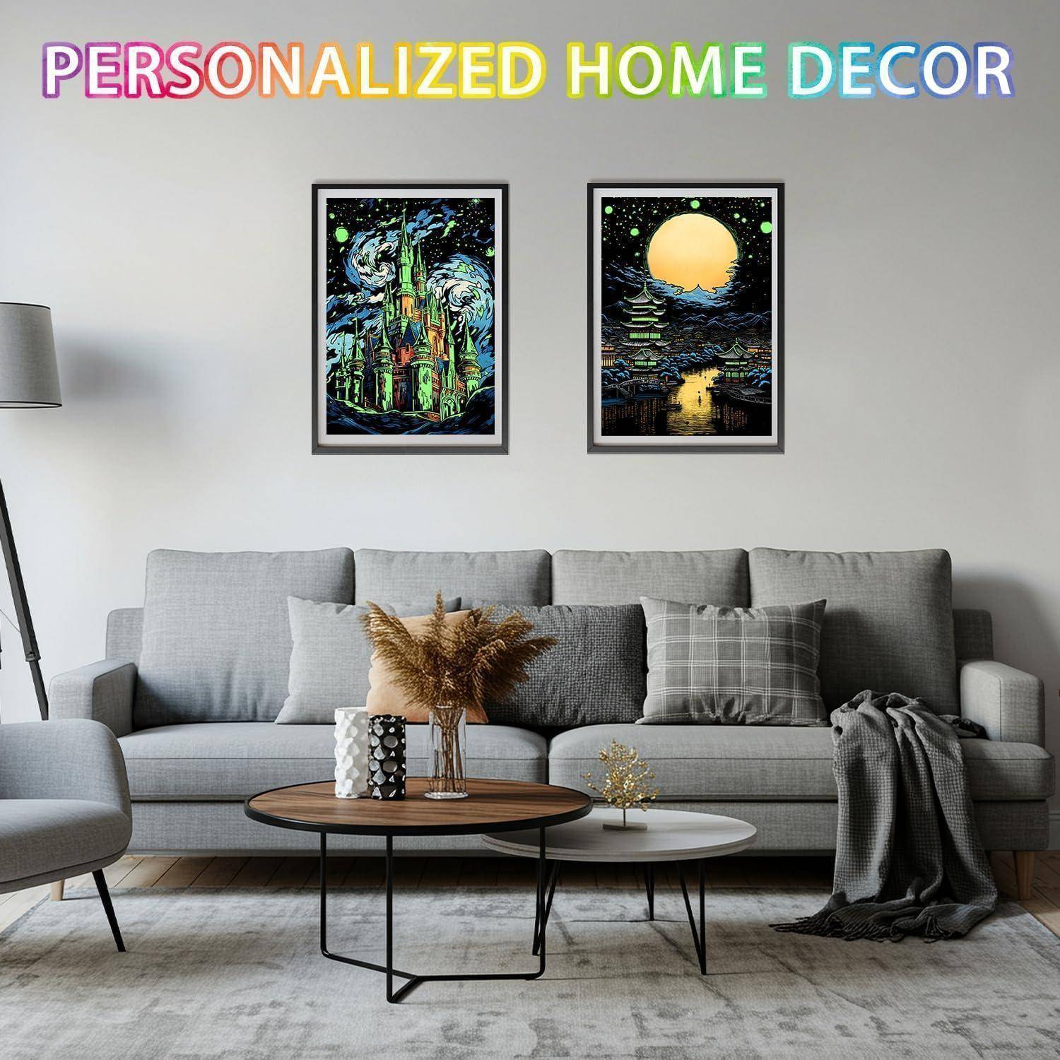 Modernes Wohnzimmer mit grauem Sofa und Couchtischen, mit zwei gerahmten personalisierten Kunstdrucken unter der Überschrift „PERSONALISIERTE WOHNDEKORATION