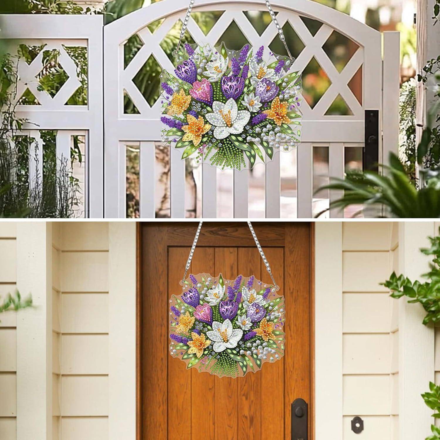 Zwei Bilder zeigen eine dekorative Blumengestecke mit lila, weißen und gelben Blumen, die an einem Tor und einer Haustür hängen.