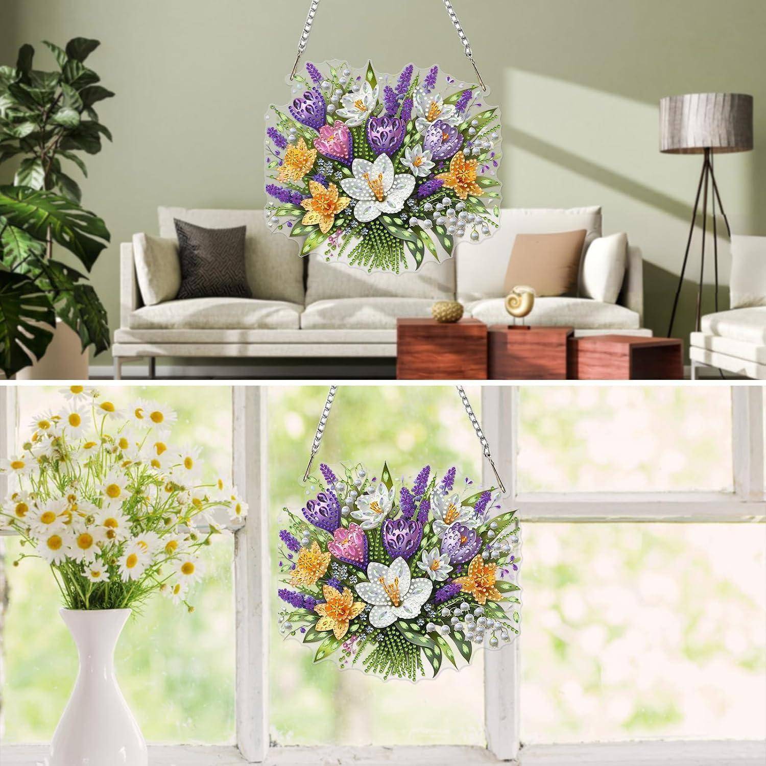 Dekorative hängende Blumenkunst an der Wand mit einem Blumenstrauß aus lila, weißen und gelben Blumen, der in einem modernen Wohnzimmer und neben einem Fenster ausgestellt ist.