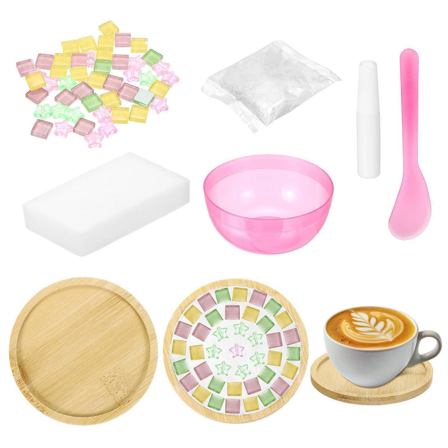 Verschiedene Süßwaren-Herstellungsmaterialien und fertige Artikel: bunte Wrapper, ein Spritzbeutel, Formen, eine rosa Schüssel und ein Löffel zum Rühren, Bambustellern und ein Latte auf einem Untersetzer.
