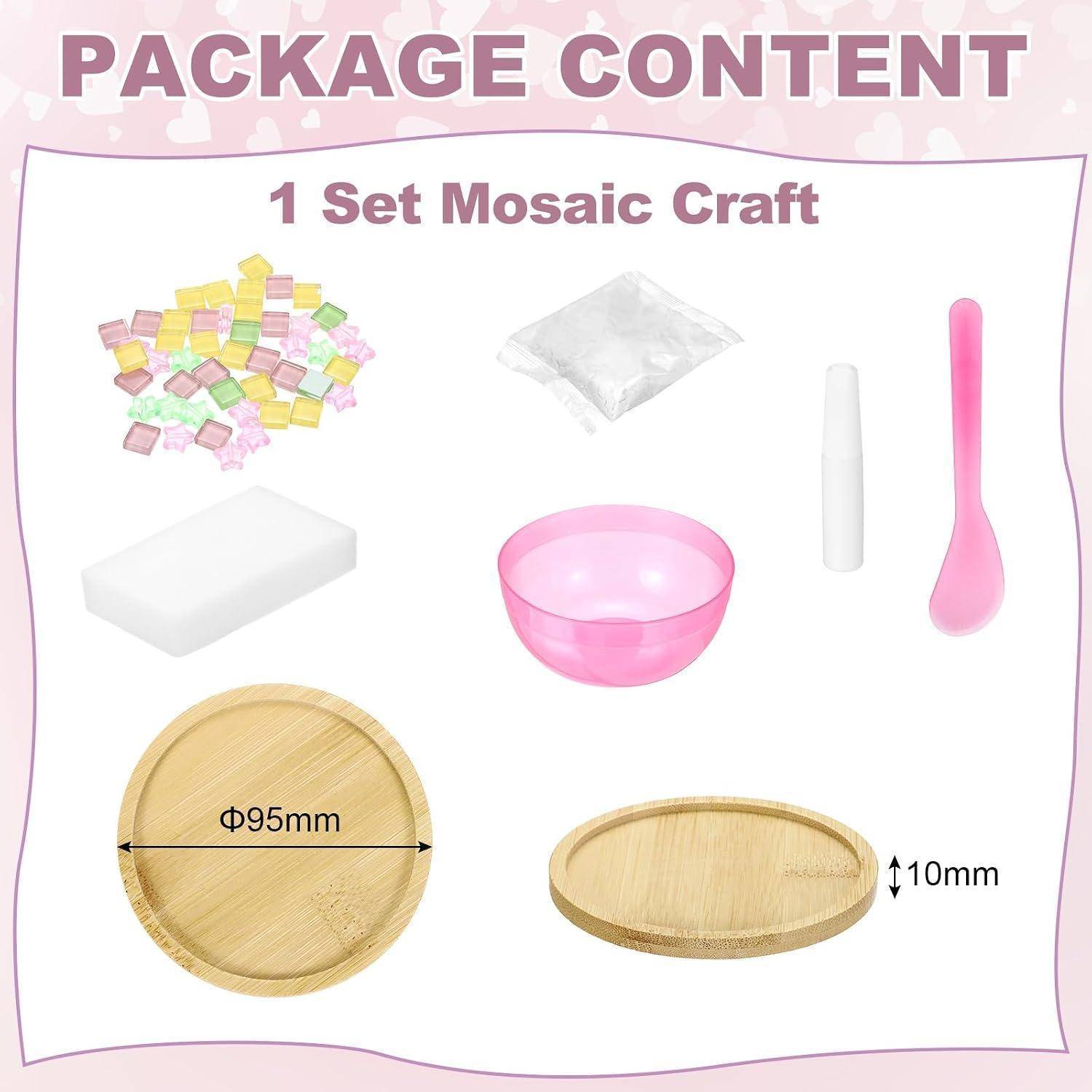 Packungsinhalt für 1 Mosaikbastelset: bunte Mosaikstücke, Kleber, weiße Grundfläche, rosa Schüssel, weißes Werkzeug, rosa Spachtel und zwei Holzschalen mit den Bezeichnungen 95 mm und 10 mm.