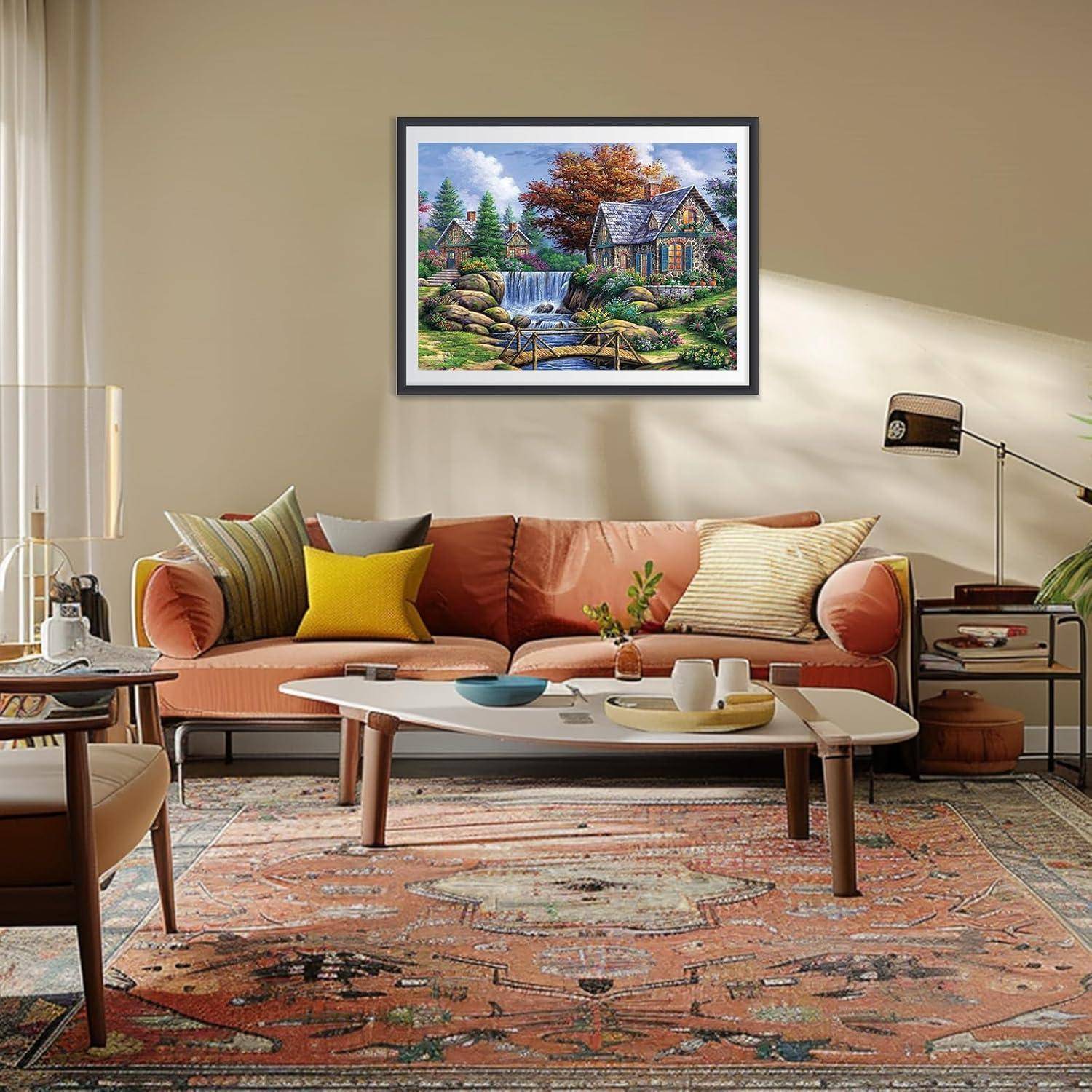 Modernes Wohnzimmer mit einem Korallensofa, Couchtisch, gemustertem Teppich und gerahmtem Landschaftsgemälde über dem Sofa.