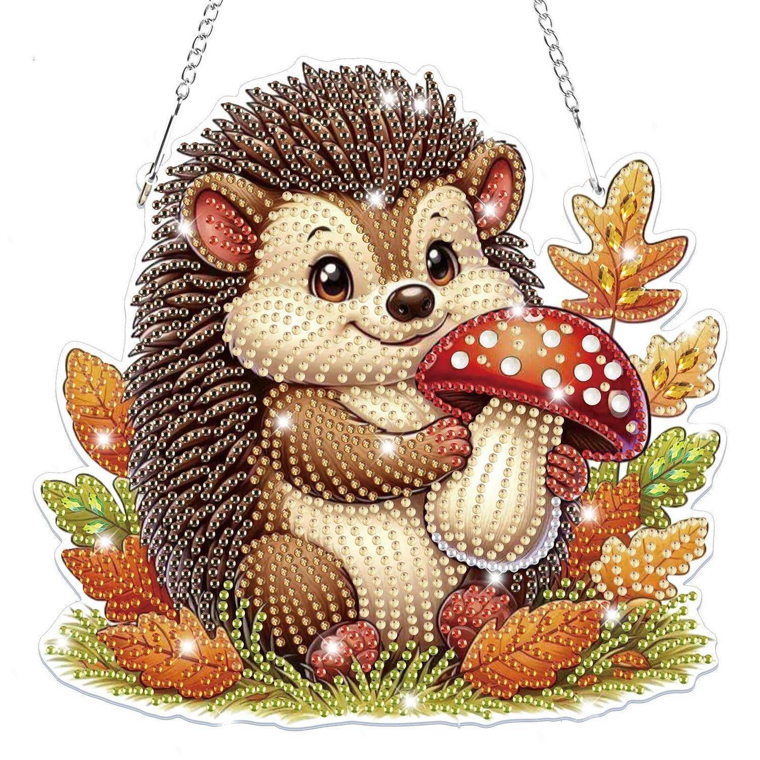 Süßer Igel mit Juwelen, der einen roten Pilz hält, umgeben von Herbstblättern, wie ein dekoratives Hängeobjekt.