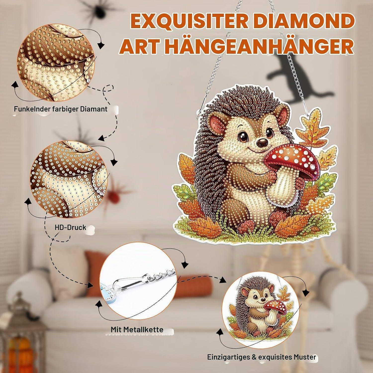 Werbegrafik für einen Diamant-Kunstanhänger mit einem Igel, der einen Pilz hält, mit Nahaufnahmen funkelnder Perlen, HD-Druck und einer Metallkette.