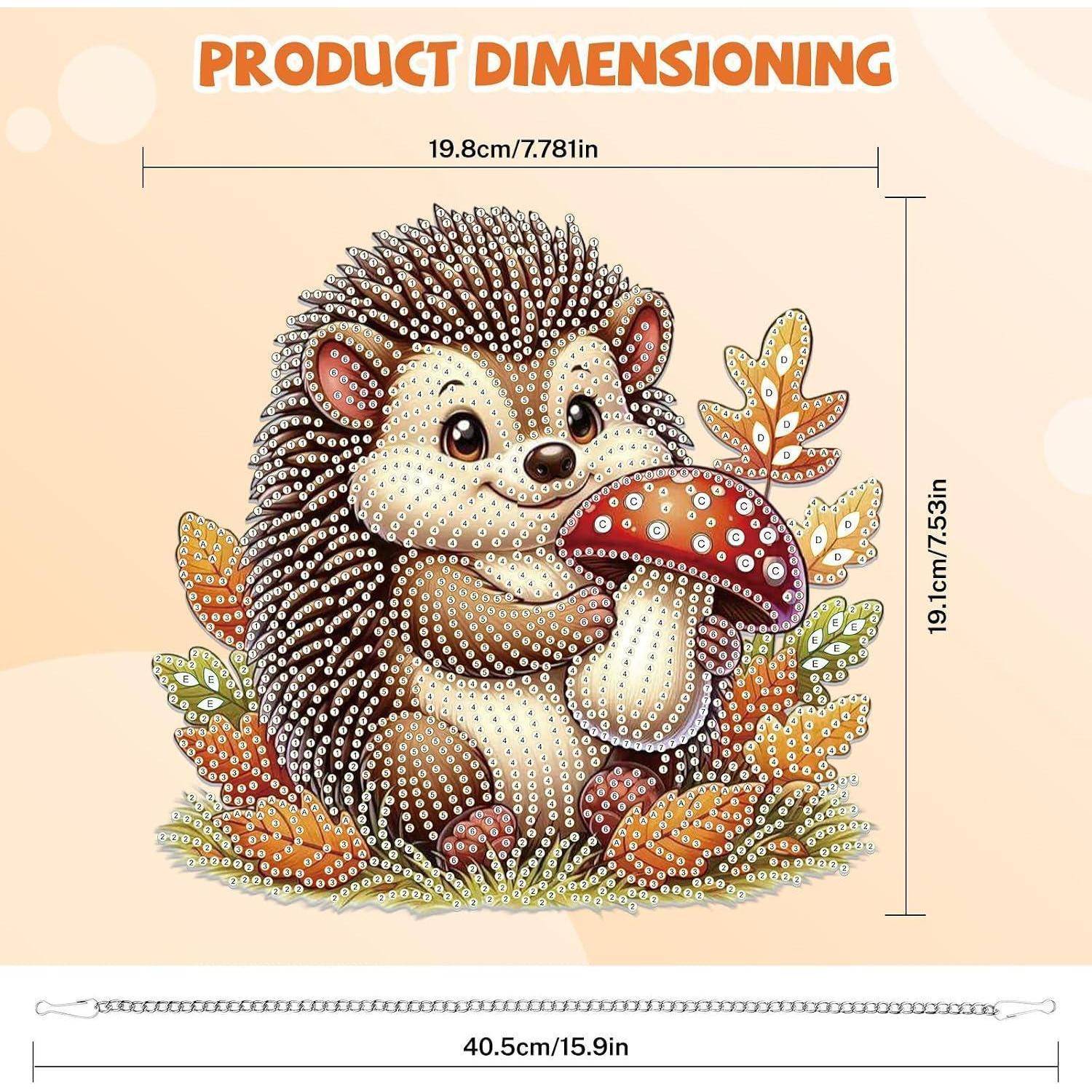 Produktabmessungsdiagramm für einen Igel, der einen Pilz hält; Bild misst 19,8 cm breit x 19,1 cm hoch, mit Kettenlänge 40,5 cm.