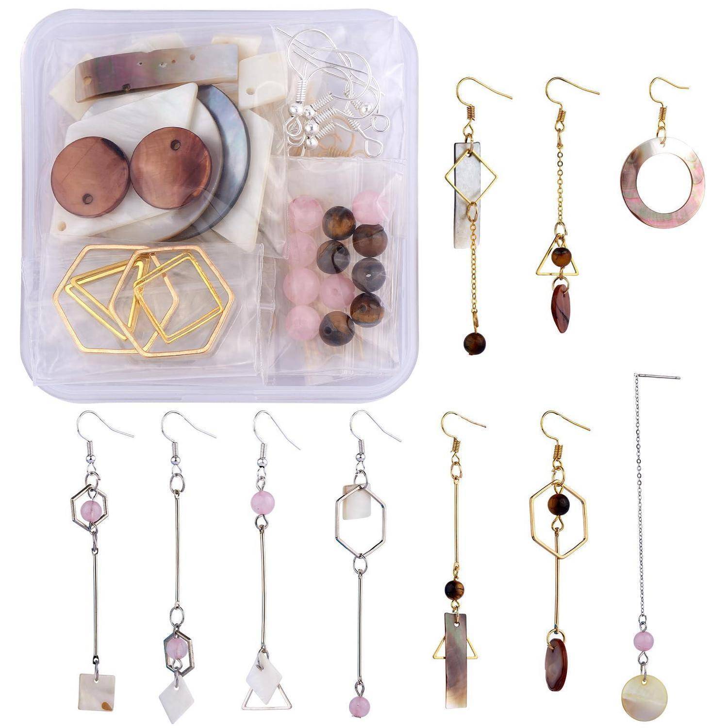 Ohrringe-Set in einem Aufbewahrungskoffer mit assortiertem Perlenschmuck, Reifen, Drähten und mehreren beispielhaften Hängeohrringe in Gold- und Silberdesigns.