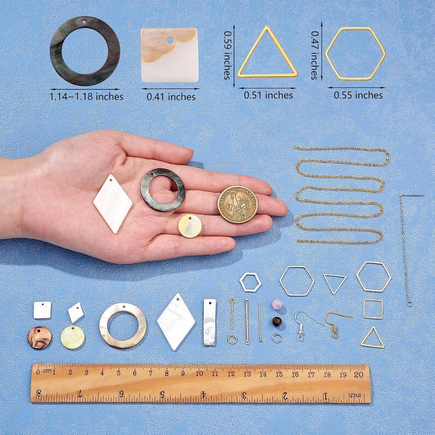 Referenzbild zur Größenangabe mit assorted kleinen Schmuck- und Handwerksfassungen—Ringe, geometrische Formen, Ketten, Perlen und eine Hand—beschriftet mit Messwerten in Zoll und einem Lineal zur Maßstabskala.