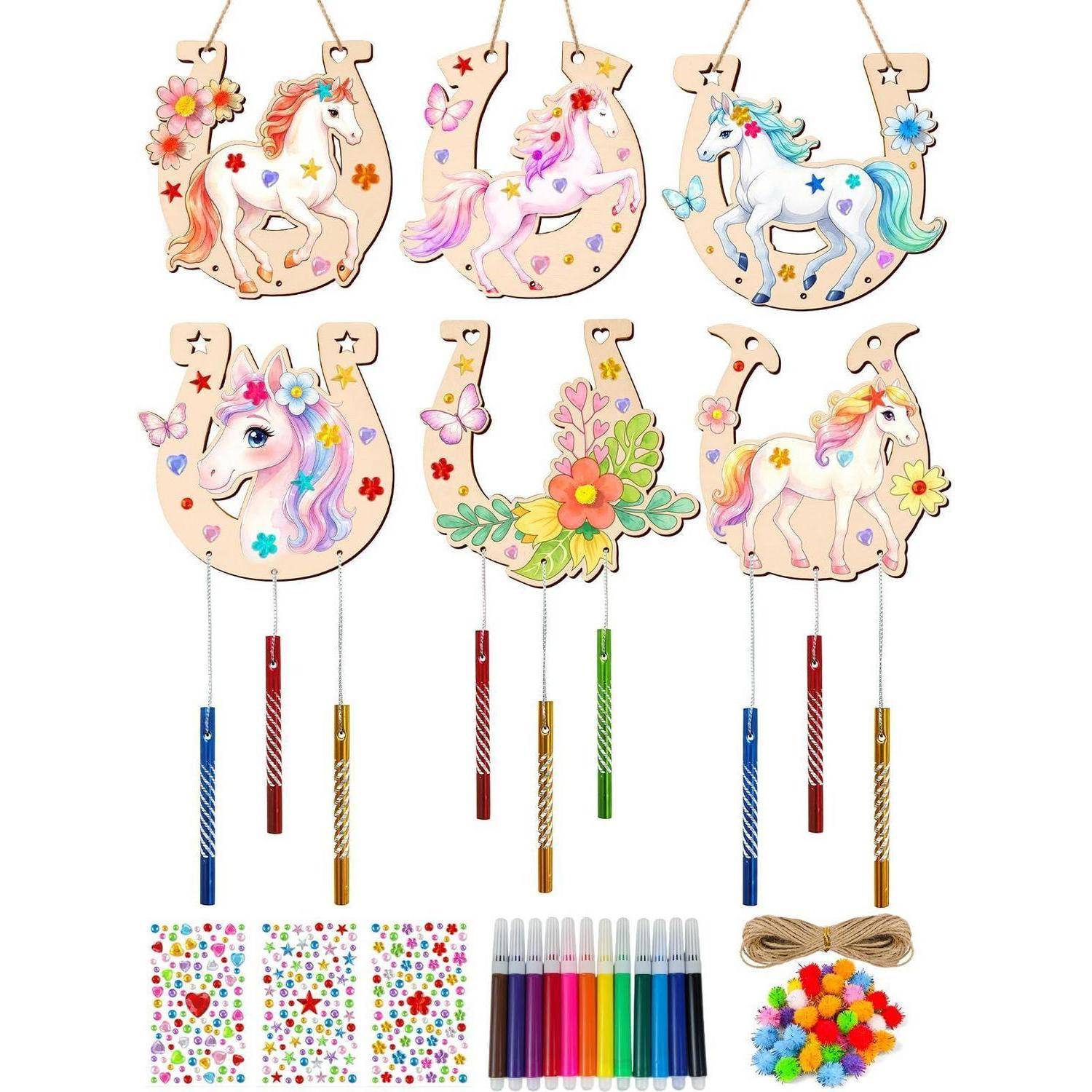 Bastelset mit einhorn-thematischen Hängdekorationen, Markern, Aufklebern, Schnur und Pompons zum Herstellen farbenfroher Ornamente.