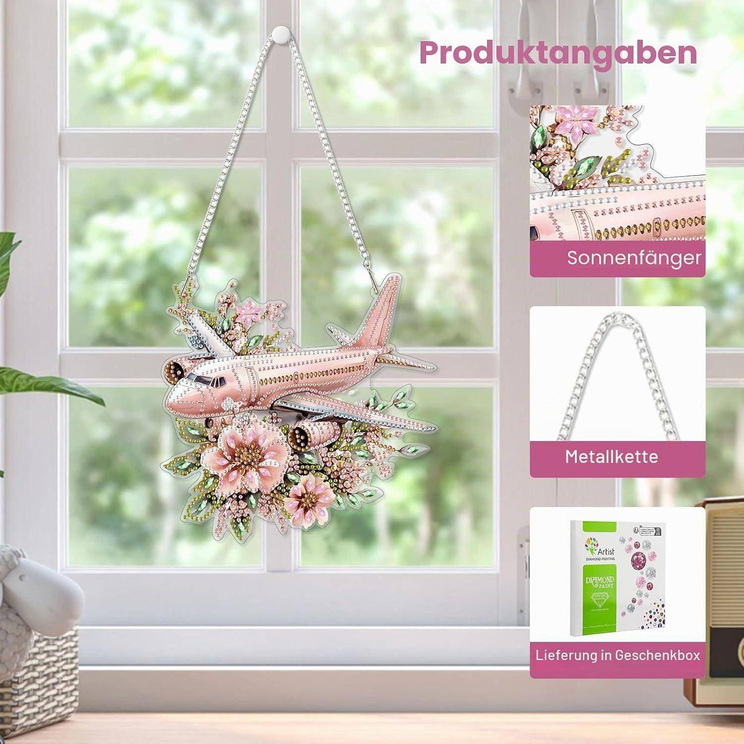 Dekoratives Flugzeug-Sonnenfänger mit Blumen, hängend in einem Fenster gezeigt; eingefügte Beschriftungen lesen „Produktangaben", „Sonnenfänger"", „Metallkette"" und „Lieferung in Geschenkbox"".