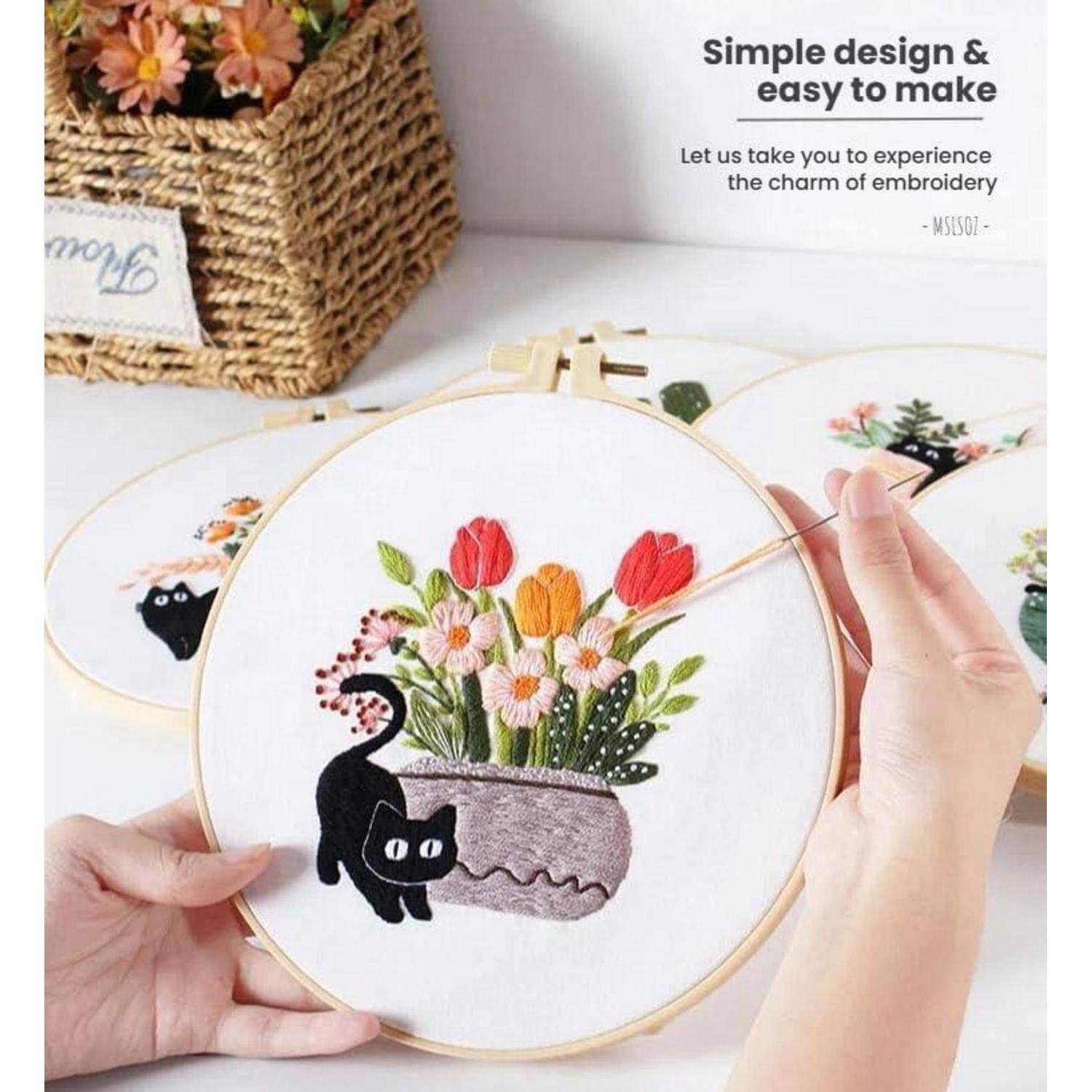 Hände besticken ein florales Design mit einer schwarzen Katze in einem Stickrahmen; der Text sagt „Einfaches Design & leicht zu machen" und „Lassen Sie uns Sie zum Charme der Stickerei führen"".