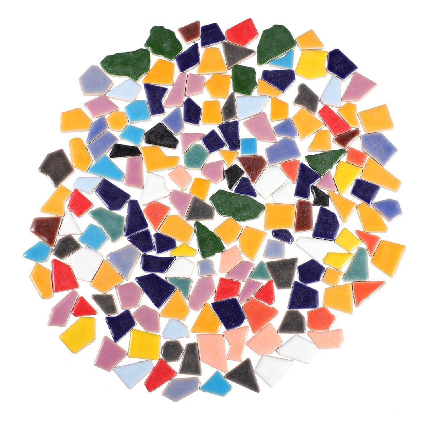 Buntes Mosaik aus unregelmäßigen quadratischen Kacheln, die in einem kreisförmigen Muster auf weißem Hintergrund angeordnet sind.