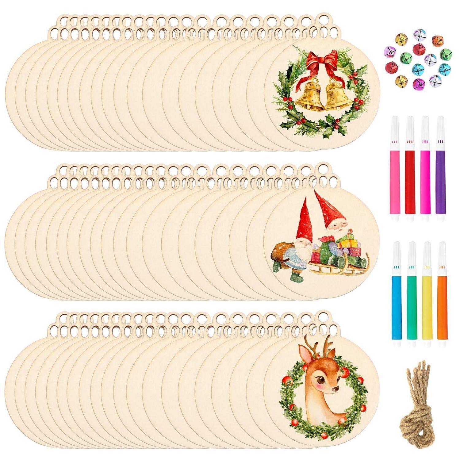 Satz aus runden Holzornamenten zum Verzieren, jedes mit Weihnachtsmotiven, plus farbenfrohe Marker, Edelsteinaufkleber und Schnur zum Aufhängen.