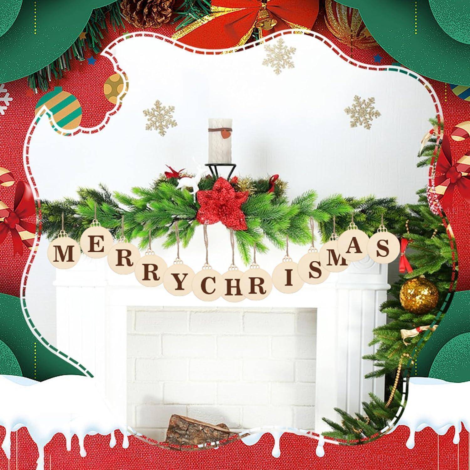 Ein Weihnachtsmantel, das mit immergrüner Girlande, roten Ornamenten und einem „Frohe Weihnachten