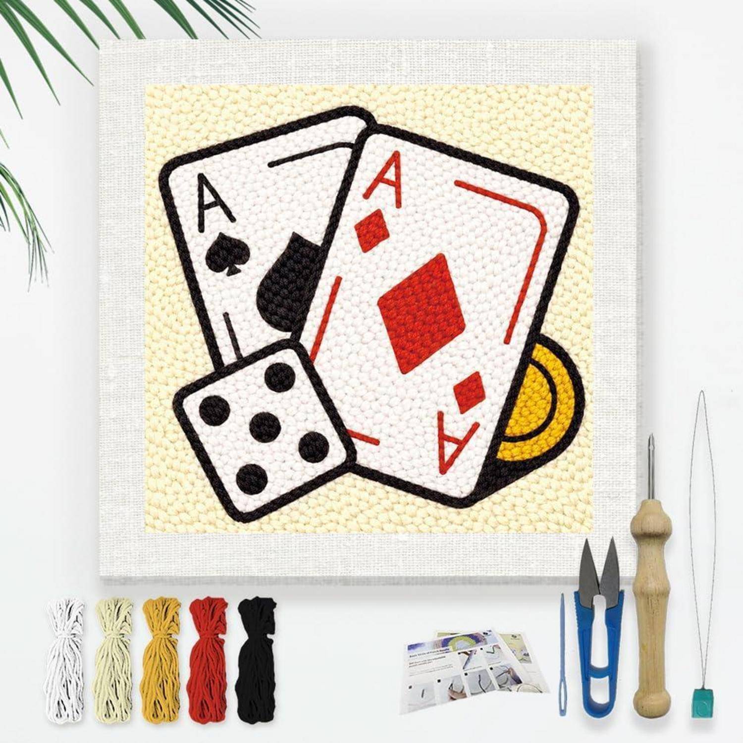 Bastelsatz-Illustration von Spielkarten, einem Würfel und einer Münze auf strukturierter Leinwand, mit darunter gezeigten Garnfarben und Stickwerkzeugen.