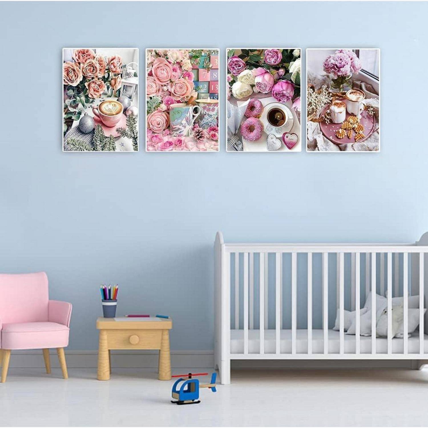 Ein zartes Kinderzimmer mit einer weißen Wiege, einem rosa Stuhl und einem kleinen Tisch; vier Blumenwanddrucke schmücken die blaue Wand darüber.