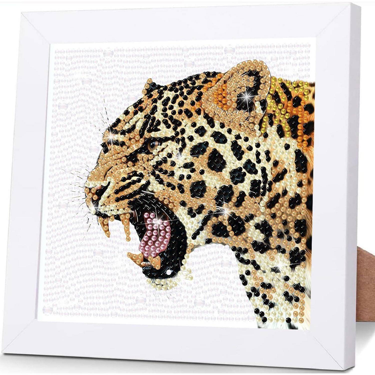 Kunstwerk aus Glasperlen in einem Rahmen mit dem Kopf eines brüllenden Leoparden auf weißem Hintergrund.