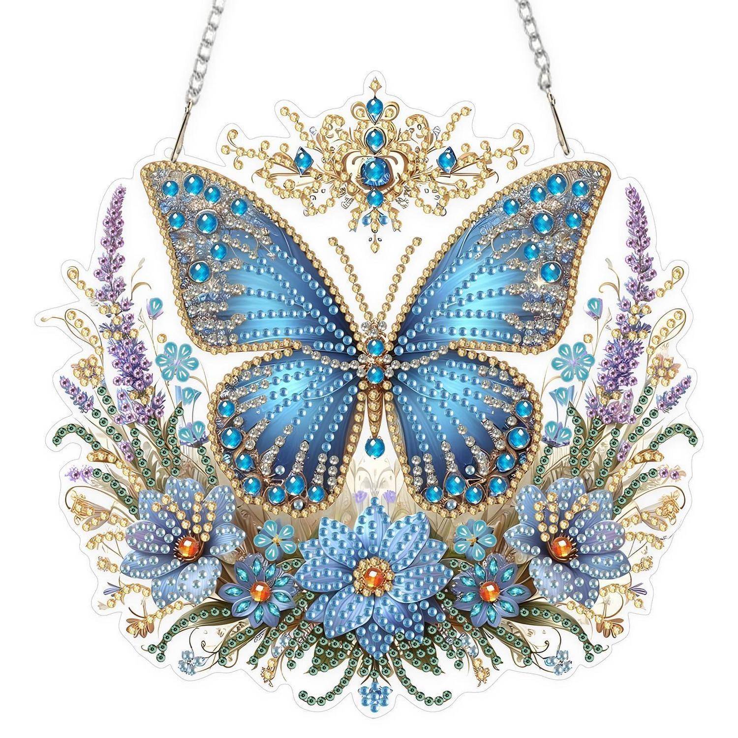 Verzierter schmetterlingsförmiger Schmuckanhänger mit blauen Steinen, goldener Filigranarbeit und floralen Akzenten an einer Kette.