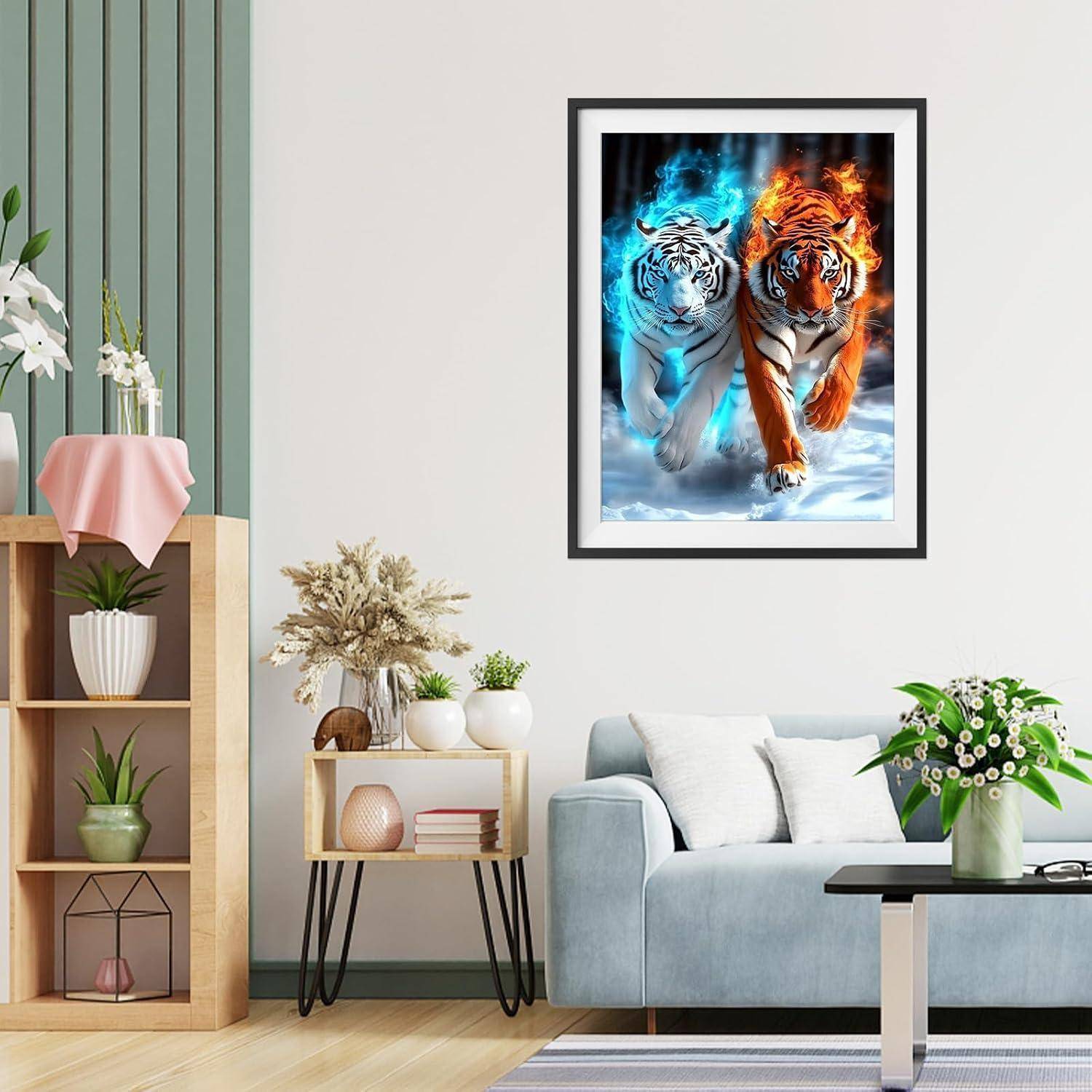 Gerahmtes Kunstwerk zweier Tiger, einer blau und einer orange, die nebeneinander laufen, hängt über einem Sofa in einem modernen Wohnzimmer.